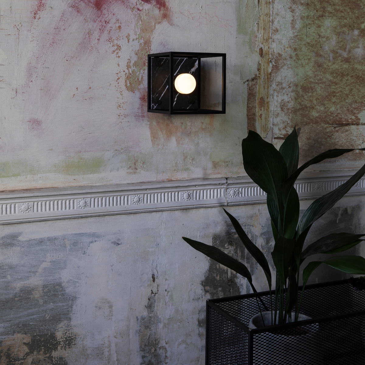 buster-punch-caged-wall-mood-04 Buster + Punch Caged Wall Wandleuchte mit Marmor, X-Large, Weißer Marmor