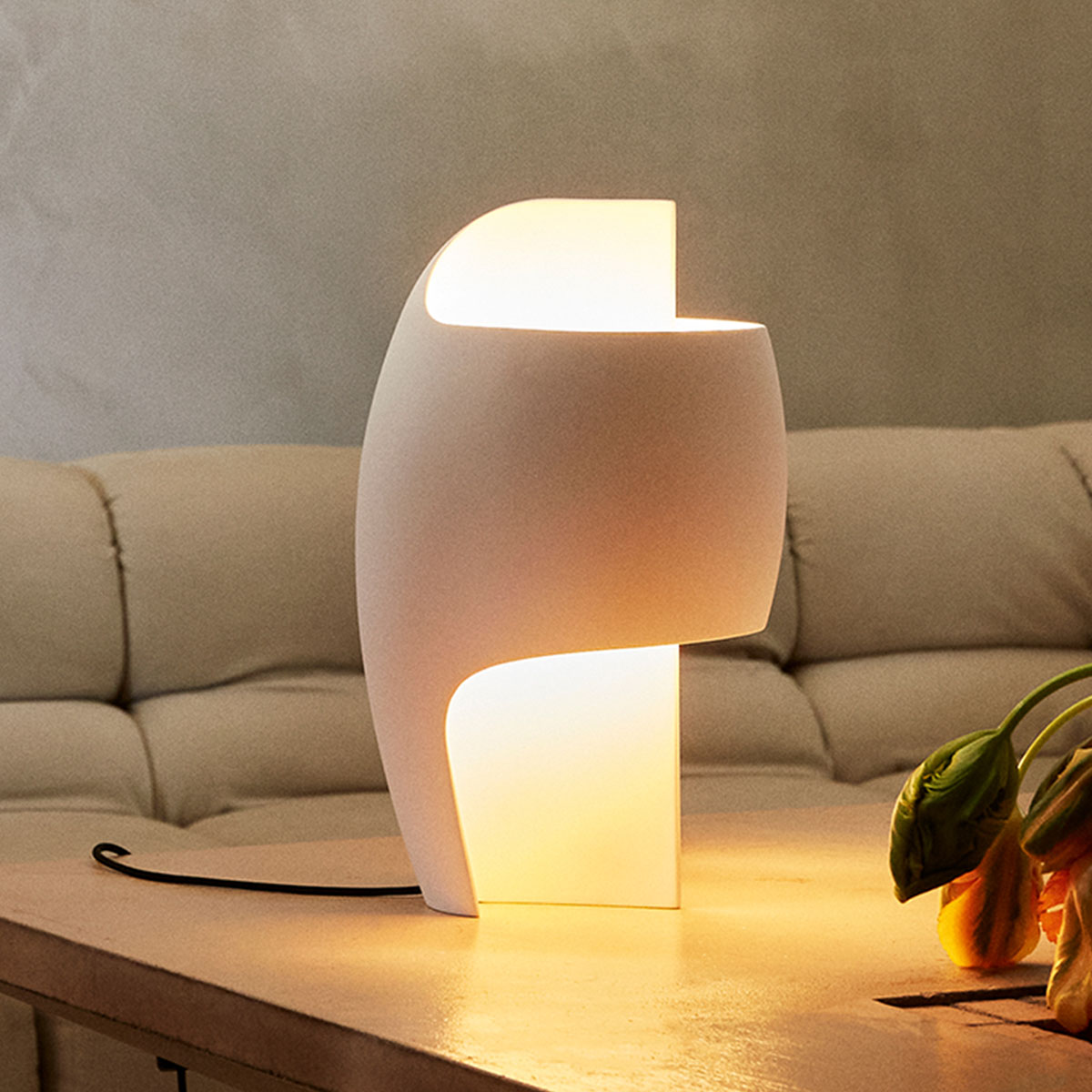 Lampe B Tischleuchte in Weiß – elegantes Design aus dem Hause DCW Editions ideal am Schreibtisch