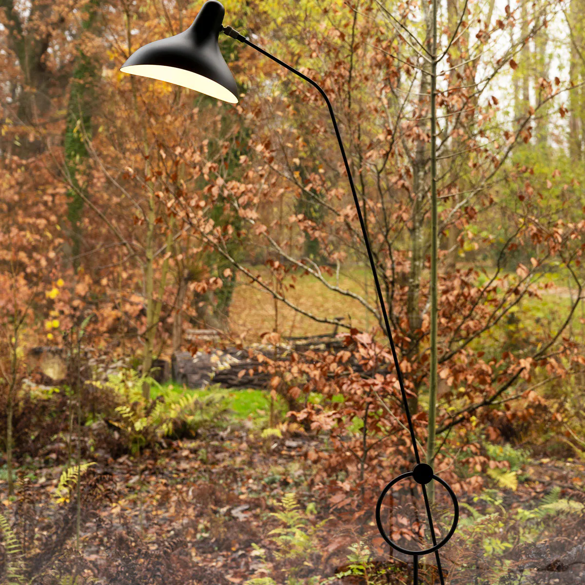 Mantis BS8 L Stehleuchte H: 174 cm in Schwarz – modernes Design von DCW Editions passt perfekt in eine Leseecke