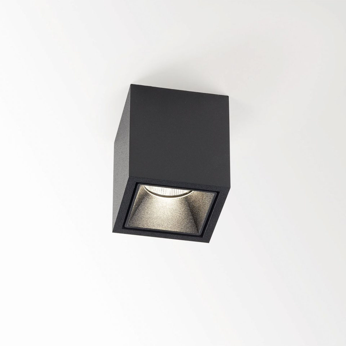 BOXY L+ 92733 DIM8 Aufbaustrahler, L: 8 cm, B: 8 cm, IP 53, Schwarz, Extra-Warmweiß 2700K BOXY L+ 93033 DIM8 Aufbaustrahler, L: 8 cm, B: 8 cm, IP 53, Schwarz, Warmweiß 3000K