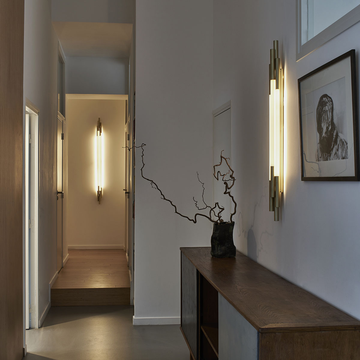 Design-wandleuchte DCW Editions Org Wall Wandleuchte H: 150 cm Gold Modern – Ambienteansicht für Treppenhaus