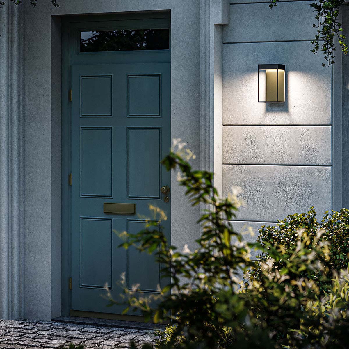 Rechteckige moderne laterne außen Wandleuchte schwarz messing an der Hauswand neben der Haustüre