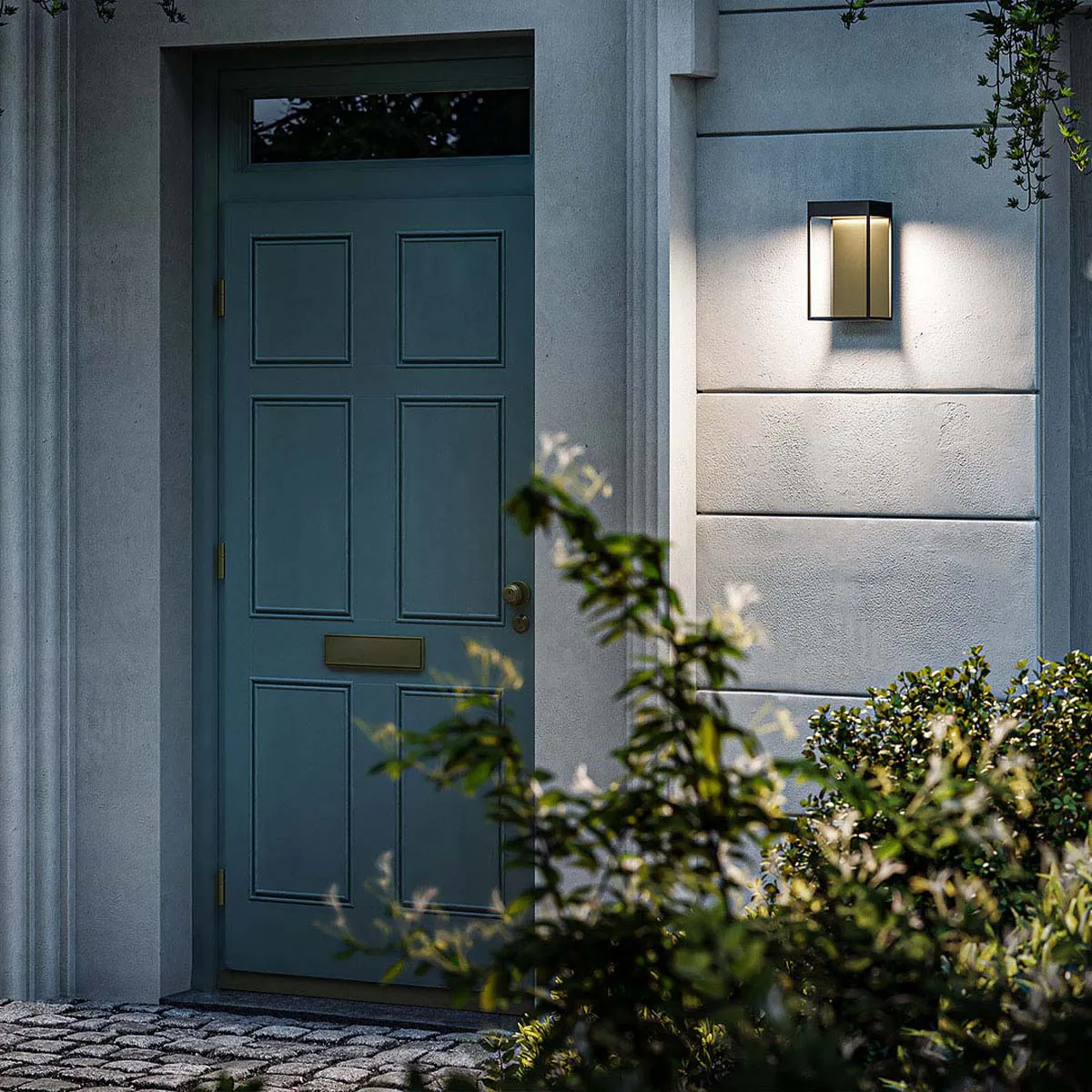 Rechteckige moderne laterne außen Wandleuchte schwarz messing an der Hauswand neben der Haustüre