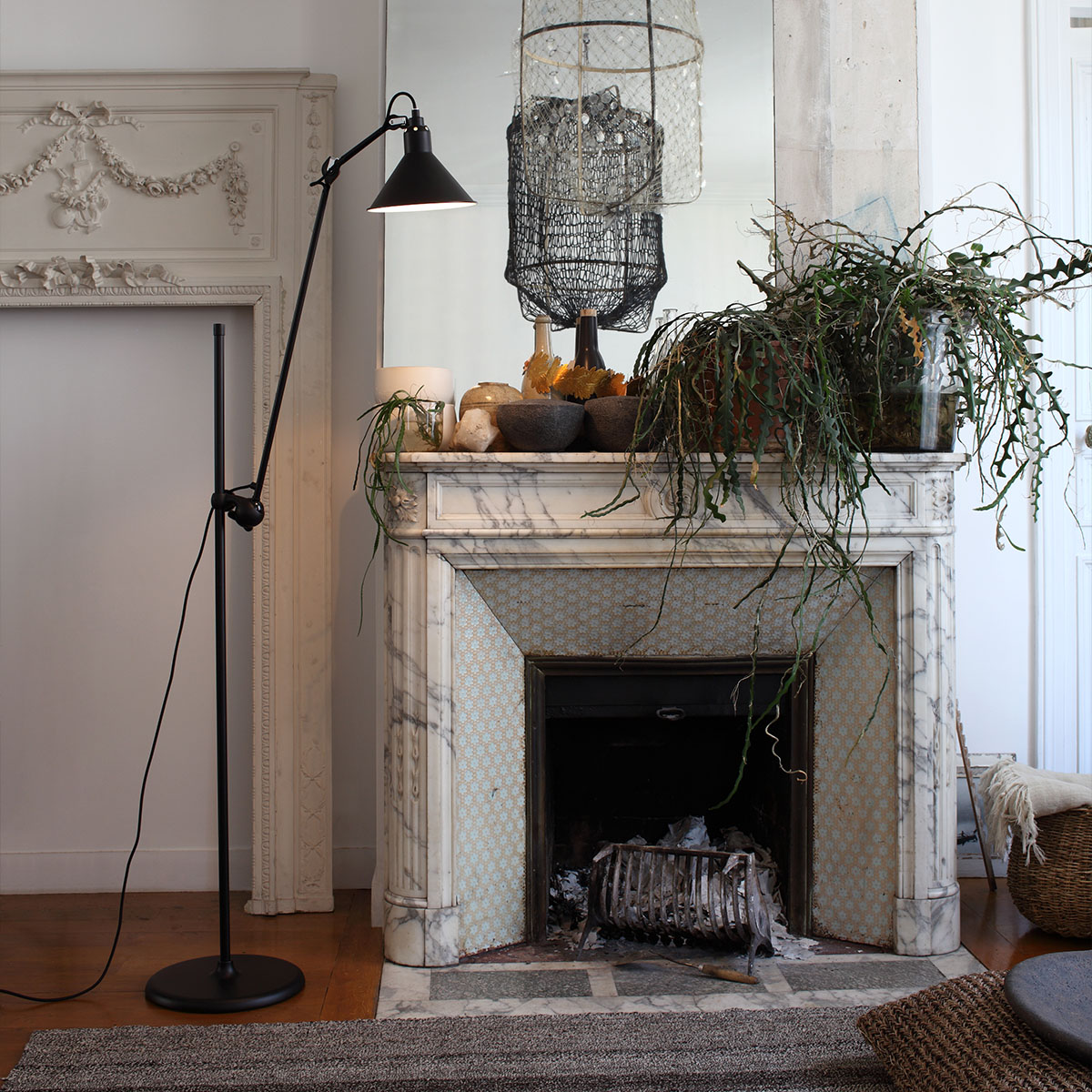Lampe Gras N° 215 Stehleuchte, H: 135 cm Schwarz, Schirm Schwarz Konisch – hochwertiges Design des Herstellers DCW Editions für das Wohnzimmer Lampe Gras N° 215 Stehleuchte, H: 135 cm Schwarz, Schirm Messing Konisch in Schwarz Messing – stilvolle Designerlampe aus dem Hause DCW Editions ideal im Schlafzimmer