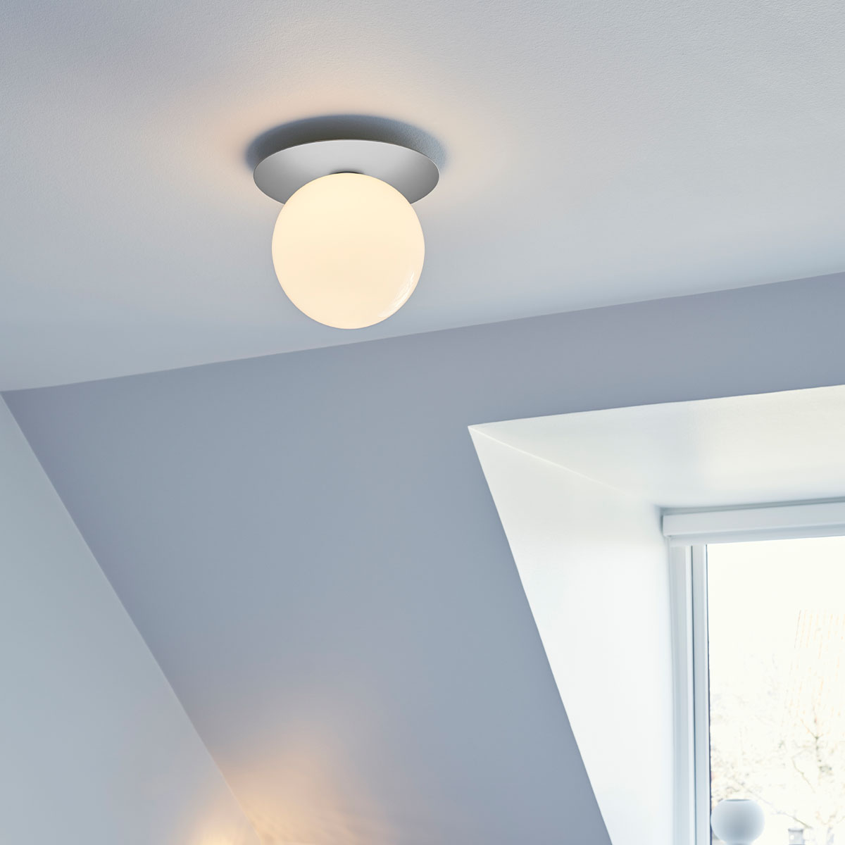 Liila 1 Large Wand- und Deckenleuchte, Ø: 24,5 cm, Dunkelbronze, Opalglas