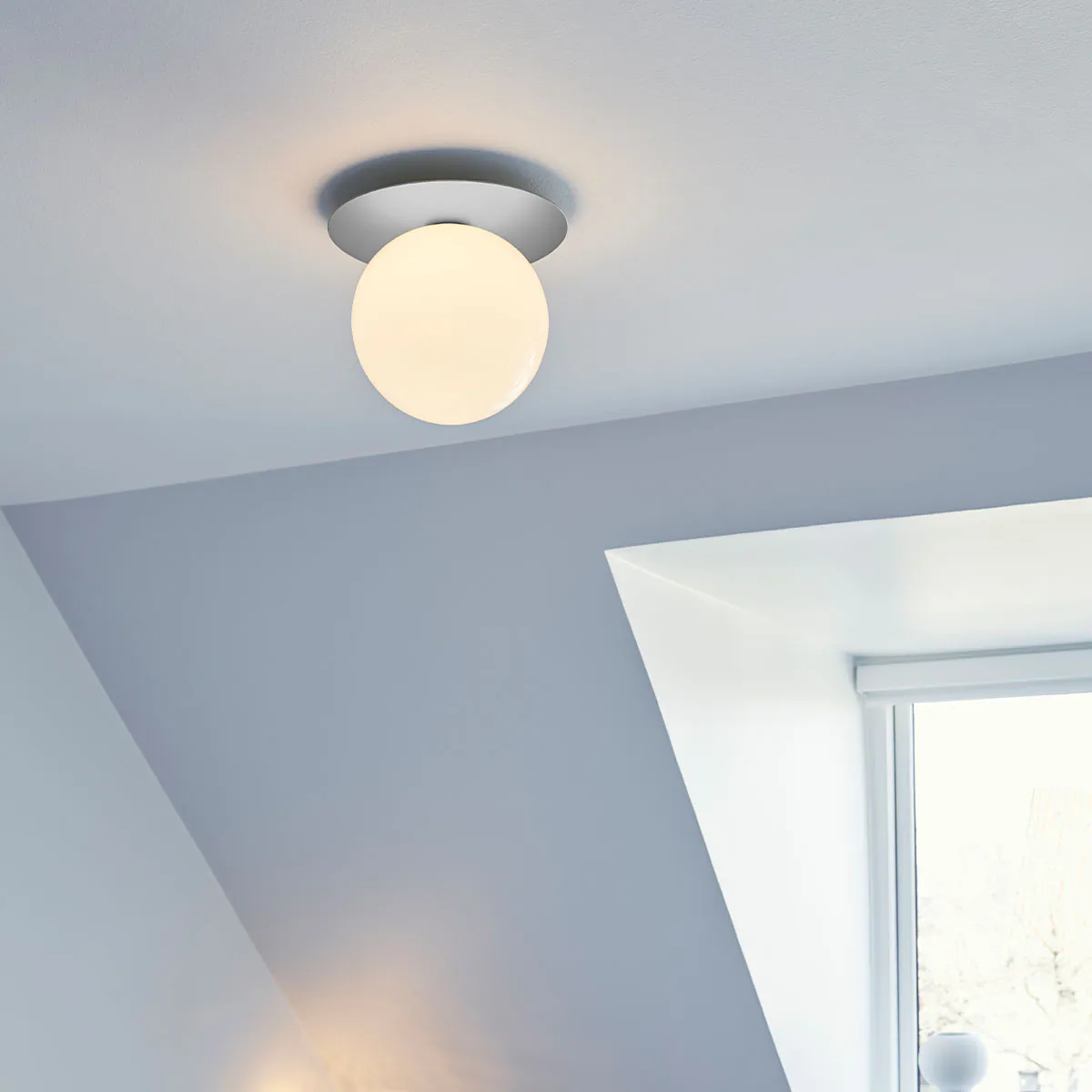 Liila 1 Large Wand- und Deckenleuchte, Ø: 24,5 cm, Dunkelbronze, Opalglas