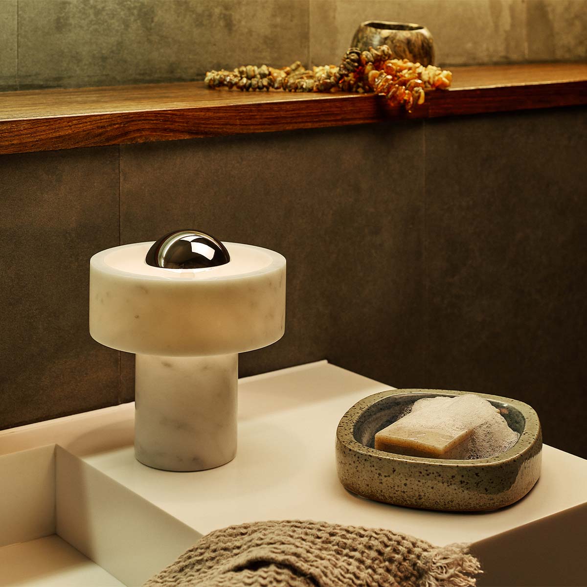 Tom Dixon Stone Portable Akku LED Tischleuchte, H: 19 cm, Silber