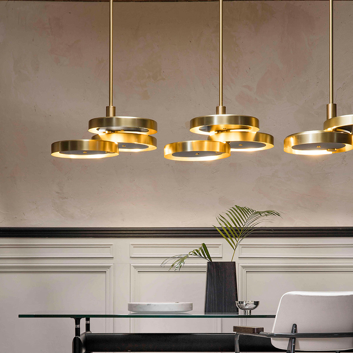 poliertes Messing und Polycarbonat Leuchte von Bert Frank – Triac Hängeleuchte, Ø: 62 cm, Schwarz, geometrische Formen, sanftes Licht atmosphärisches Licht: Bert Frank Triac Hängeleuchte, Ø: 62 cm, Opal – gefertigt aus Messing und Polycarbonat, in Großbritannien produziert