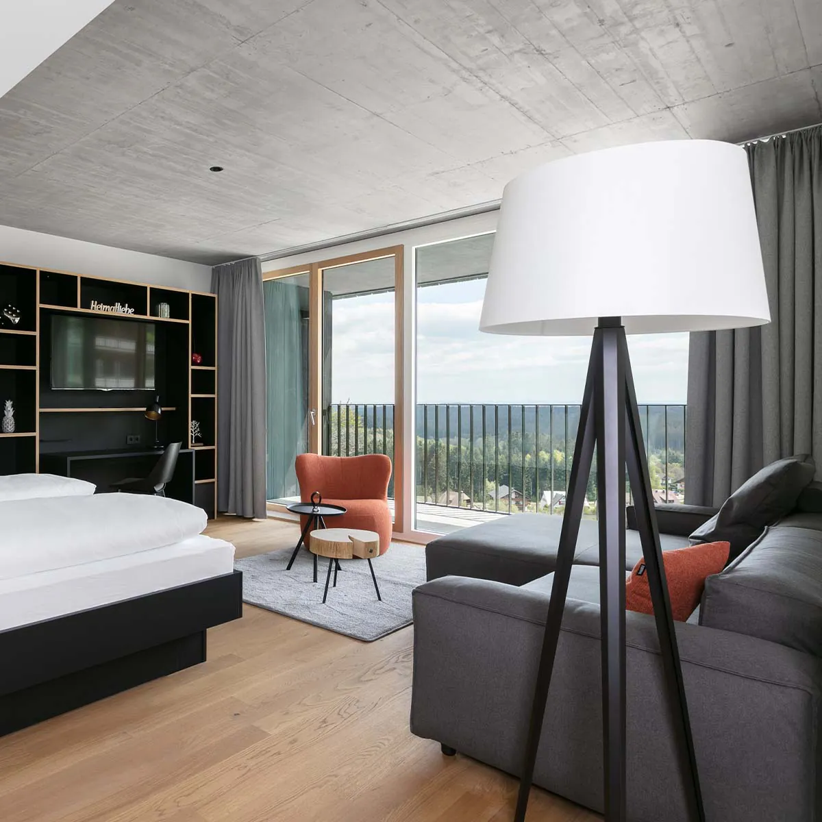 Elegante Stehleuchte im Fokus im Schlafzimmer stehend