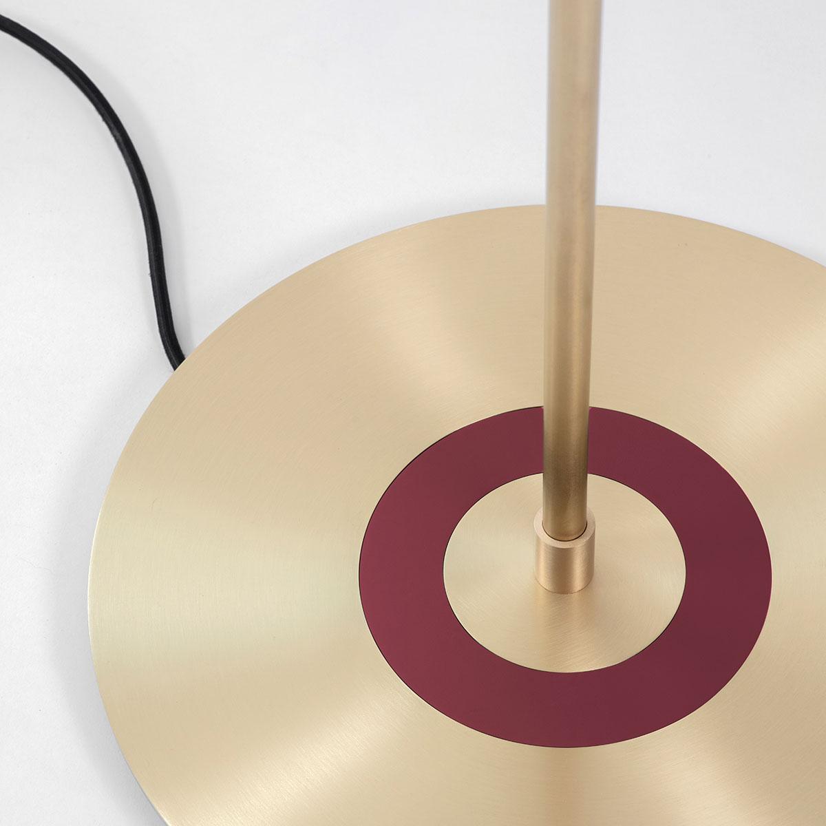 Perfekt für Wohnzimmer oder Leseecke: Bert Frank Revolve Stem Stehleuchte, H: 130 cm, Rot, Messing poliert aus goldfarbene Oberfläche und gebürstetes Aluminium und Polycarbonat – atmosphärisches Licht