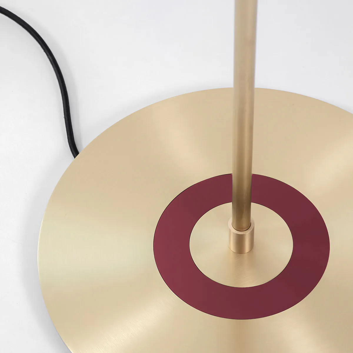 Perfekt für Wohnzimmer oder Leseecke: Bert Frank Revolve Stem Stehleuchte, H: 130 cm, Rot, Messing poliert aus goldfarbene Oberfläche und gebürstetes Aluminium und Polycarbonat – atmosphärisches Licht