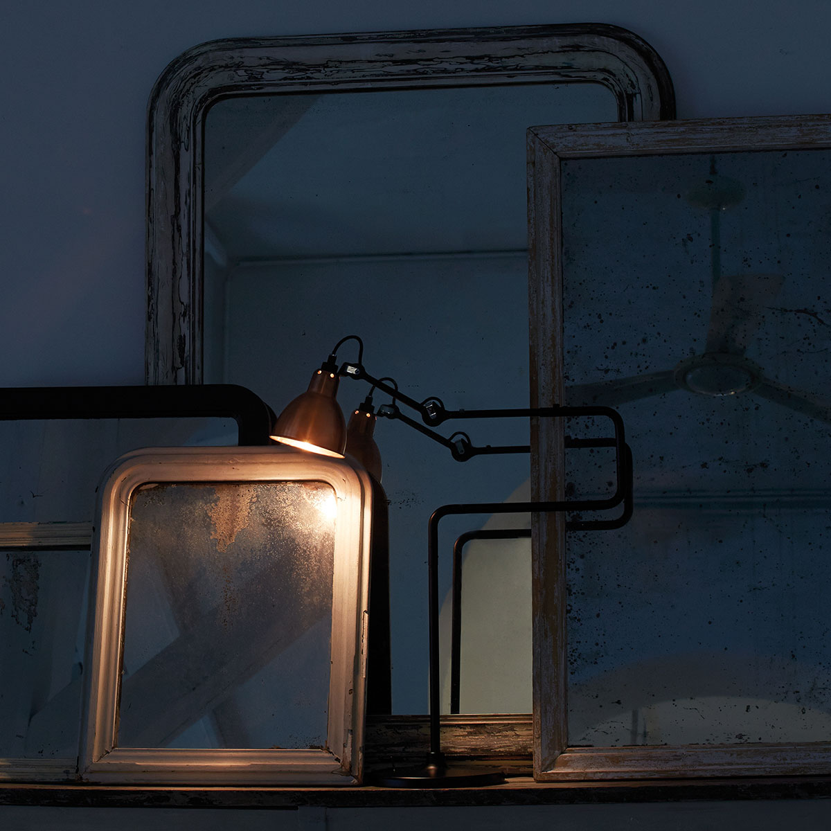 Lampe Gras N° 317 Tischleuchte, H: 65 cm Schwarz, Schirm Gold Rund in Schwarz Gold – stilvolle Designerleuchte des Herstellers DCW Editions passt perfekt auf den Beistelltisch Lampe Gras N° 317 Tischleuchte, H: 65 cm Schwarz, Schirm Messing Rund in Schwarz Messing – stilvolle Designerleuchte des Herstellers DCW Editions für den Nachttisch