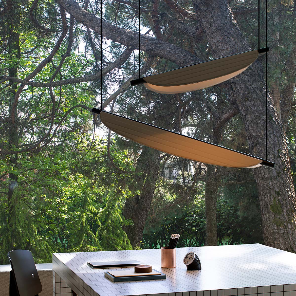 TOOY Thula 562.21 Pendelleuchte, L: 67 cm, H: 11 cm, Sandschwarz / Nickel satiniert, Helle Eiche