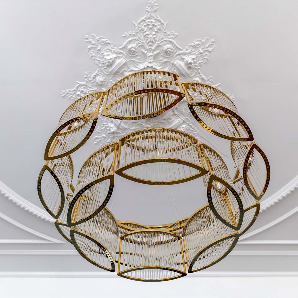 Moderner Kronleuchter mit geschwungenem Glasschirm an der Decke hängend Moderner Kronleuchter mit geschwungenem Glasschirm an der Decke hängend