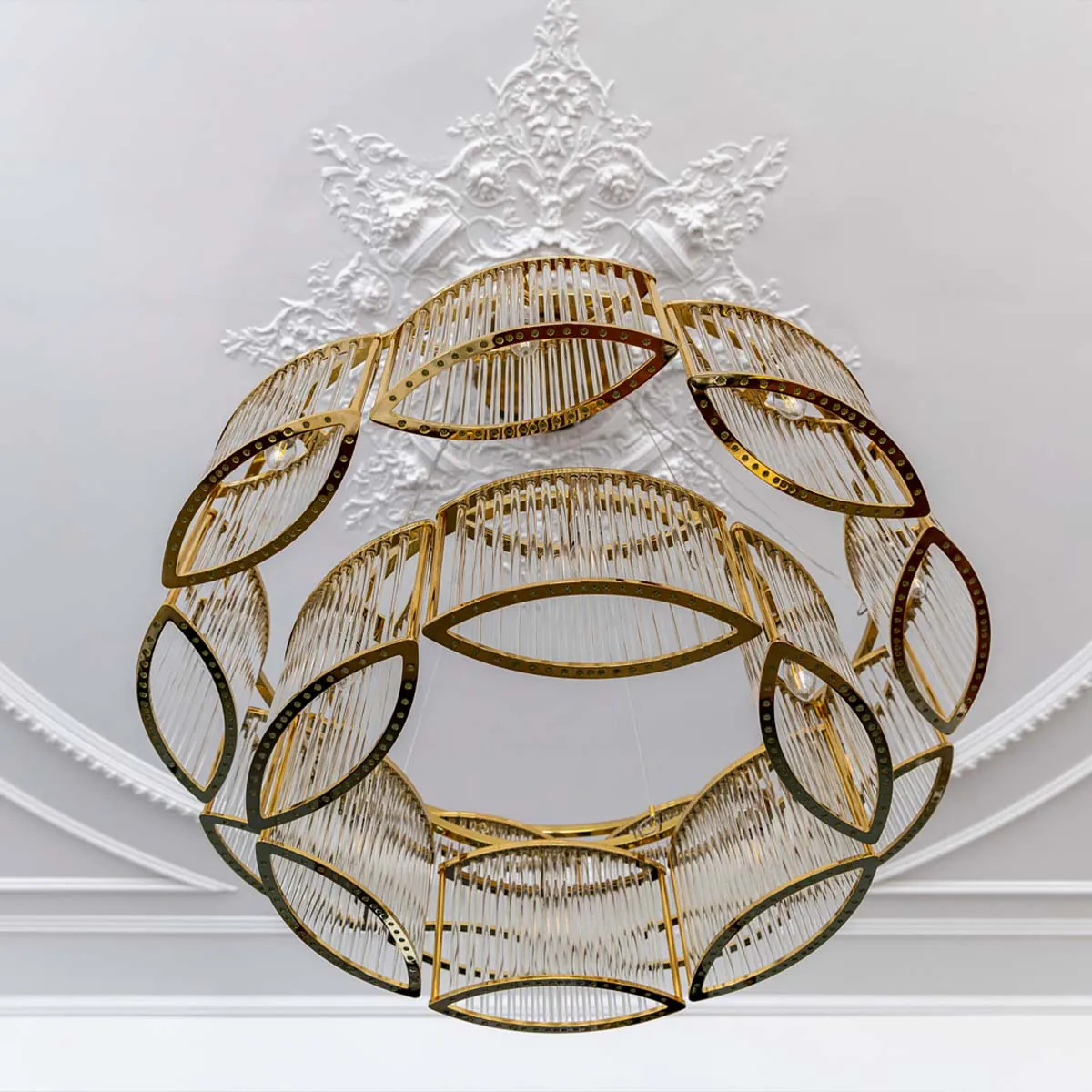 Moderner Kronleuchter mit geschwungenem Glasschirm an der Decke hängend Moderner Kronleuchter mit geschwungenem Glasschirm an der Decke hängend