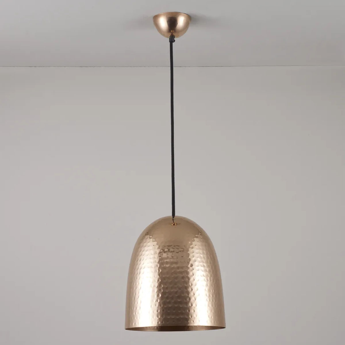 Stanley Medium Pendelleuchte, Messing gehämmert, Ø: 23 cm Stanley Medium Pendelleuchte, Kupfer gehämmert, Ø: 23 cm