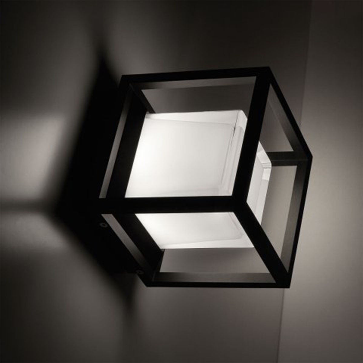DeltaLight MONTUR S LED HW Wandleuchte, B: 15 cm, Extra-Warmweiß 2700K cm Schwarz Modern & neutral – Detailansicht aus Schwarz, minimalistisch für Gäste-WC DeltaLight MONTUR S LED WW Wandleuchte, B: 15 cm, Warmweiß 3000K cm Schwarz Modern & neutral – Detailansicht aus Schwarz, minimalistisch für Badezimmer