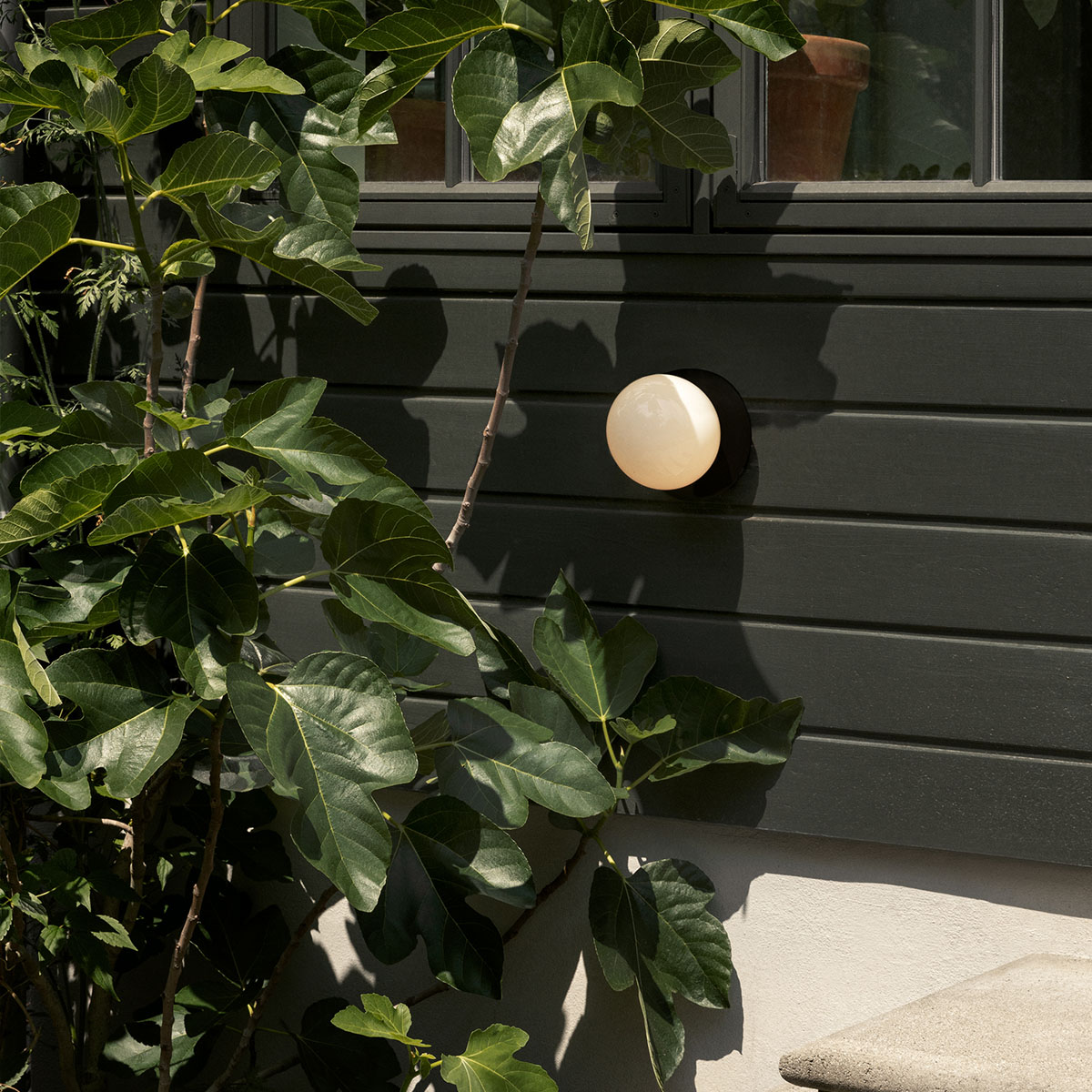 Liila Outdoor Wandleuchte, B: 16,5 cm, H: 16,5 cm, Dunkelbronze, Opalglas