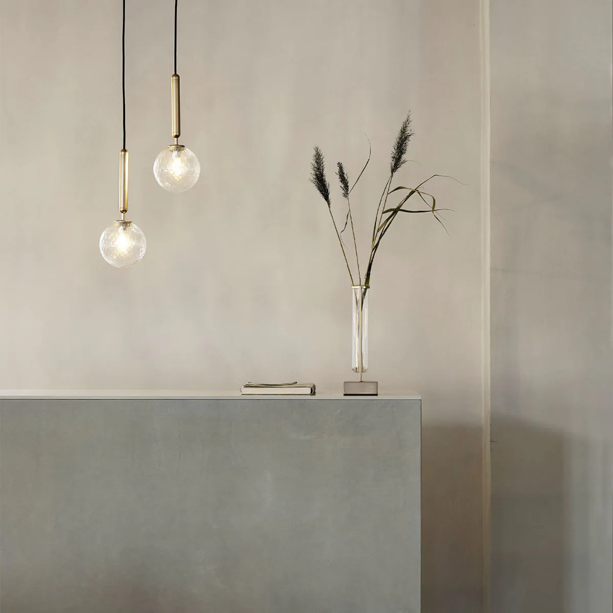 Miira 1 Pendelleuchte, Ø: 14 cm, Steingrau, Glas transparent Miira 1 Pendelleuchte, Ø: 14 cm, Messing, Opalglas