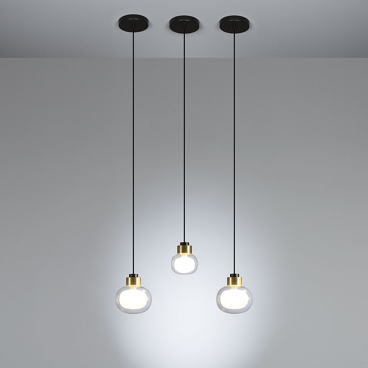 Nabila 552.21 Pendelleuchte Ø: 12 cm, Schwarz Matt / Messing & Klarglas von TOOY – ideal für Esstisch oder Esszimmer Nabila 552.21 Pendelleuchte Ø: 12 cm, Schwarz Matt / Messing & Klarglas von TOOY – ideal für Esstisch oder Esszimmer