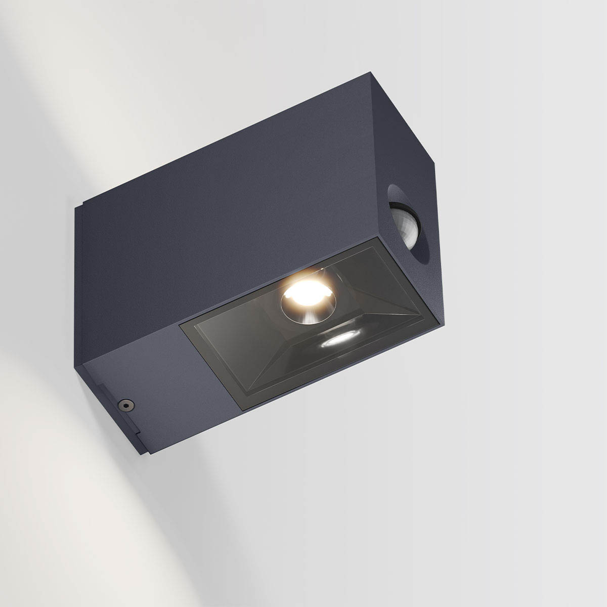 eye control Wandleuchte mit Bewegungsmelder, H: 12 cm, T: 16 cm, Deep Black Detailansicht der rechteckigen schmalen außen Wandleuchte mit Up Down Licht und Bewegungsmelder in der Farbe anthrazit