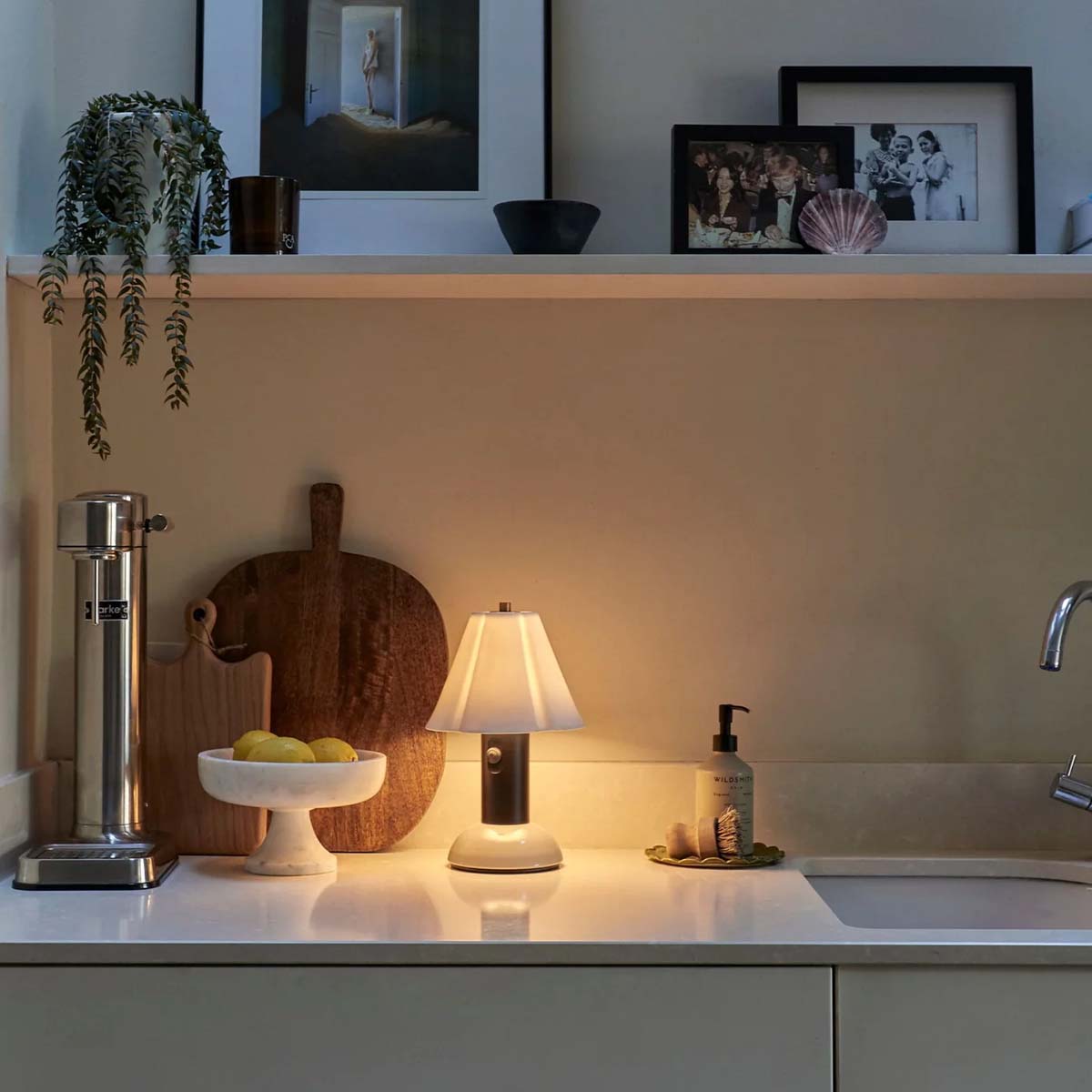 Original BTC Blossom kabellose Tischleuchte, H: 28,8 cm Rostrot Original BTC Blossom kabellose Tischleuchte, H: 28,8 cm Schwarz rot