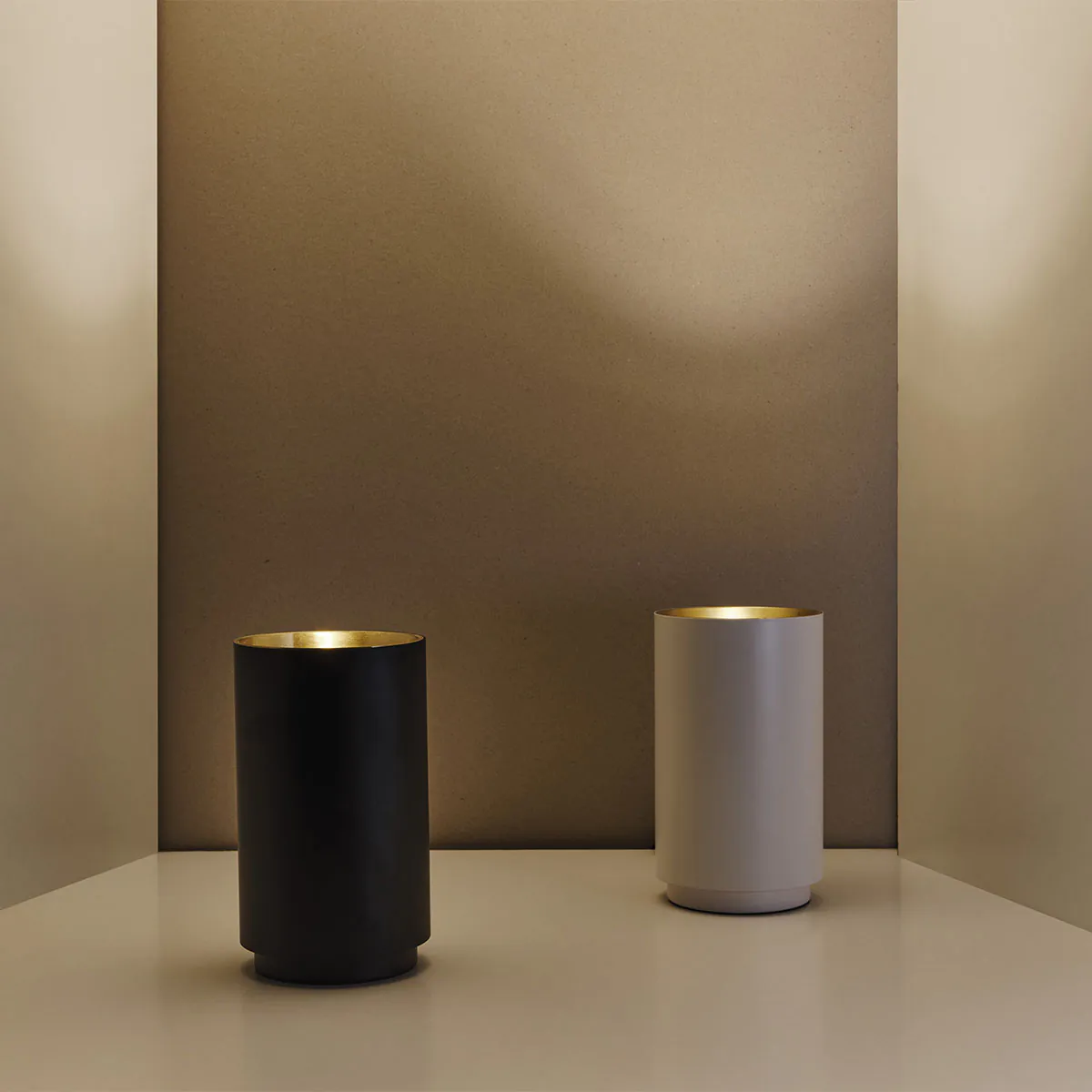 Tobo Floor Bodenleuchte, Ø: 14 cm, H: 24 cm Schwarz – zeitlose Designerleuchte aus dem Hause DCW Editions