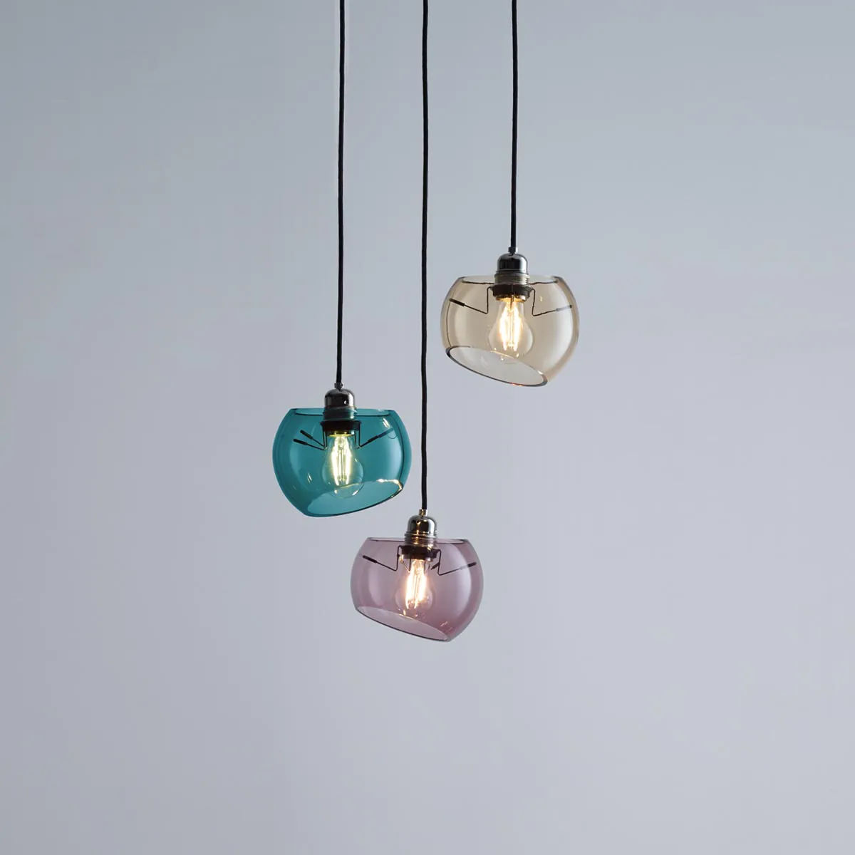 Drei halbkugelförmige Pendelleuchten in Frühlingsfarben