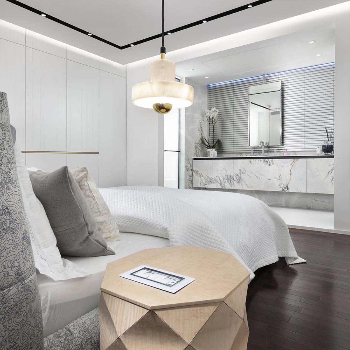 Tom Dixon Stone LED Pendelleuchte, Ø: 18 cm, H: 14 cm, Gold