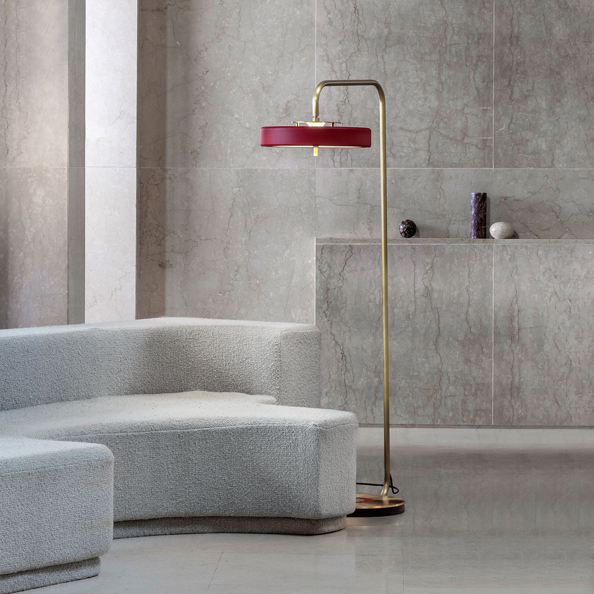 Bert Frank Revolve Standlampe, H: 140 cm, Rot, Messing poliert aus gebürstetes Messing und gebürstetes Aluminium und Polycarbonat – Designerleuchte aus England, atmosphärisches Licht, ikonische Revolve-Serie im Art Déco Stil