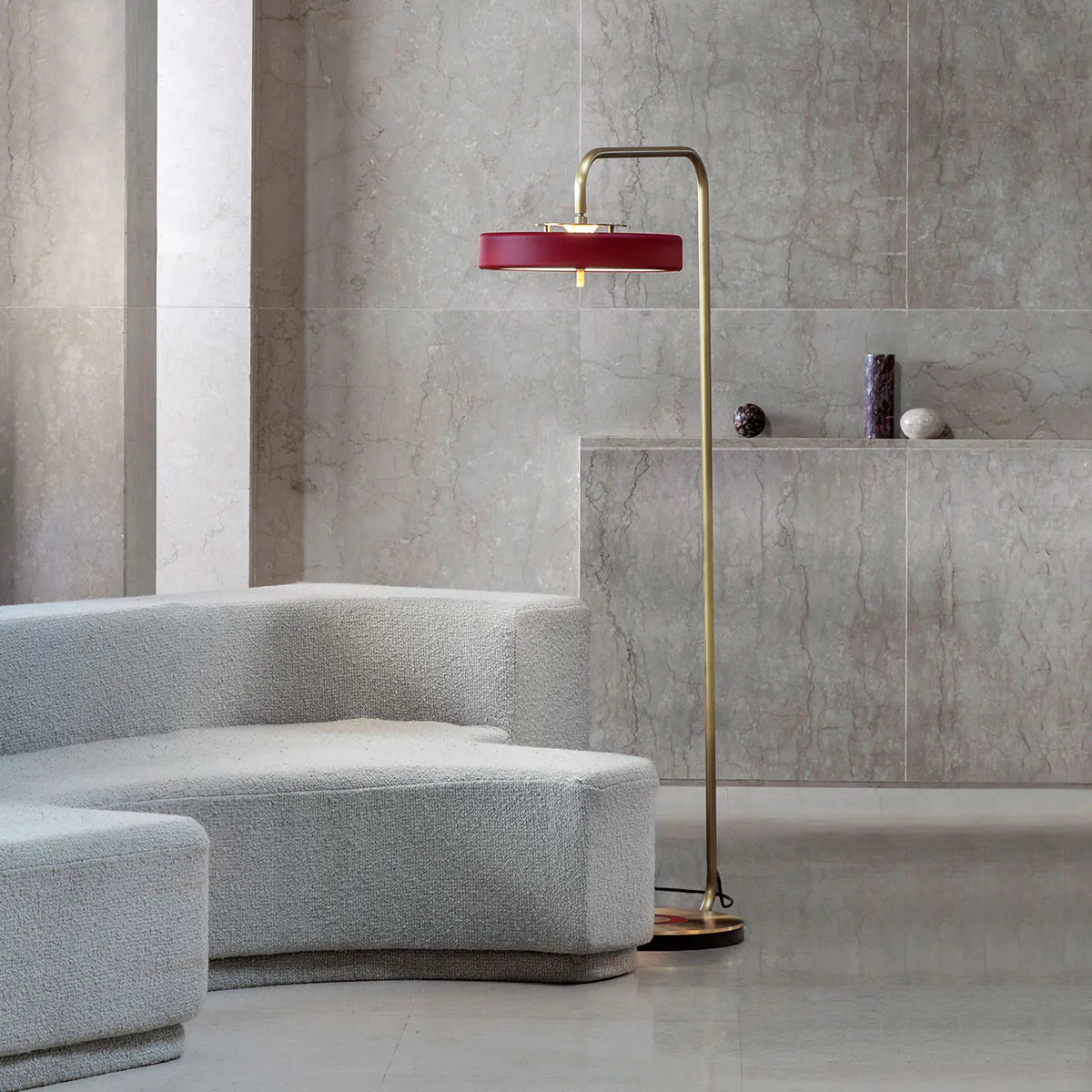 Bert Frank Revolve Stehleuchte, H: 140 cm, Rot, Messing gebürstet aus gebürstetes Messing und Aluminium und Polycarbonat – britische Luxusleuchte, sanftes Licht, ikonische Revolve-Serie im Art Déco Stil Bert Frank Revolve Standlampe, H: 140 cm, Rot, Messing poliert aus gebürstetes Messing und gebürstetes Aluminium und Polycarbonat – Designerleuchte aus England, atmosphärisches Licht, ikonische Revolve-Serie im Art Déco Stil