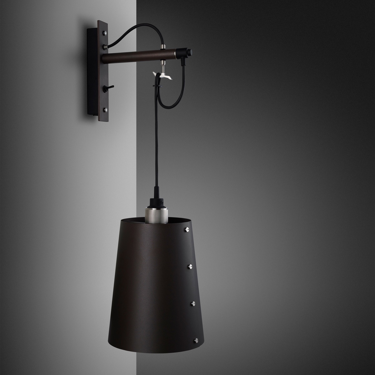 Buster + Punch Hooked Wall Wandleuchte, Large, Graphit, Stahl