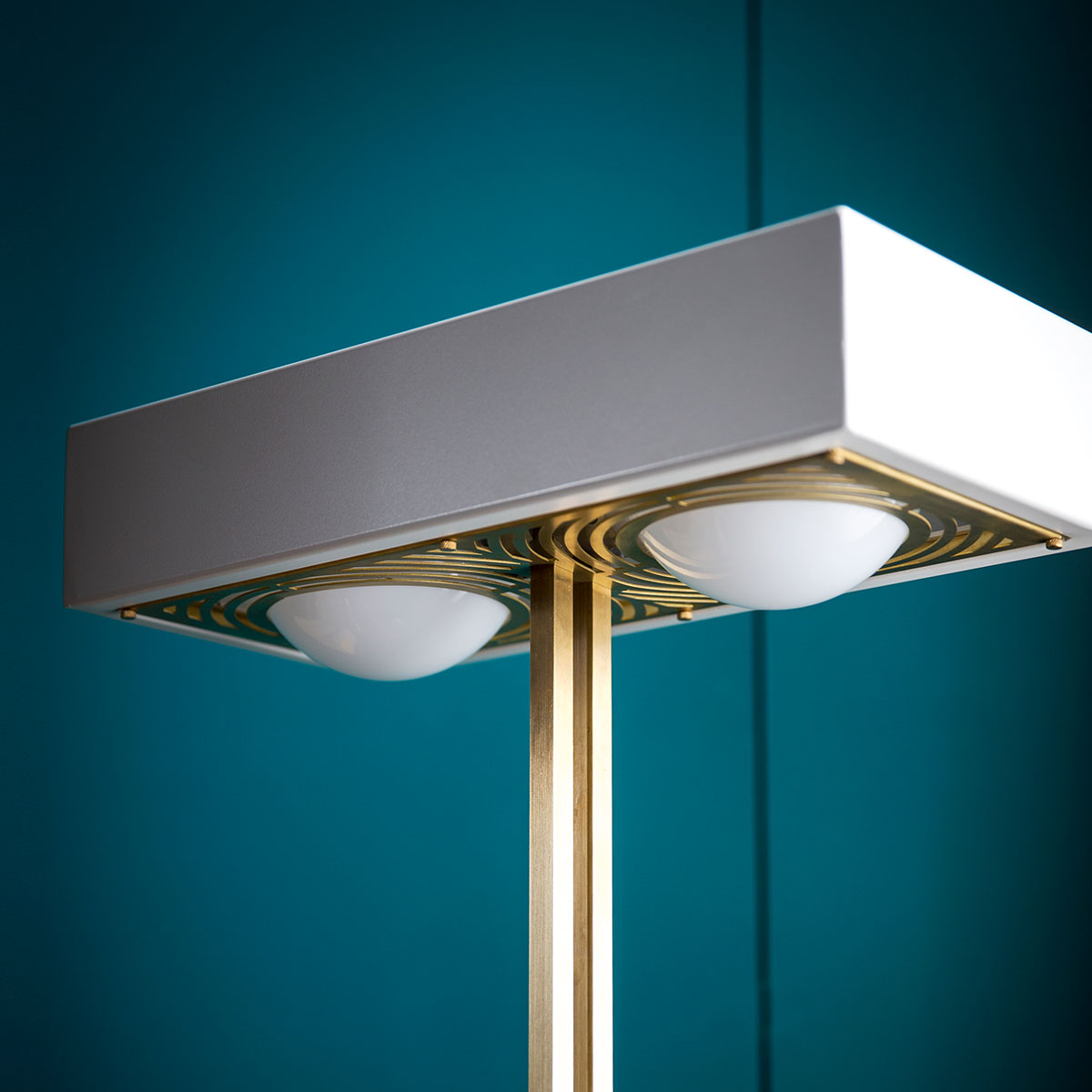 sanftes Licht: Bert Frank Kernel Tischlampe, H: 41,5 cm, 2-flammig, Schwarz – gefertigt aus Messing und metallische Oberfläche und Glas, handgefertigt blendfreies Licht: Bert Frank Kernel Stehleuchte, H: 125 cm, 2-flammig, Rot – gefertigt aus gebürstetes Messing und gebürstetes Aluminium und Glas, traditionell gefertigt