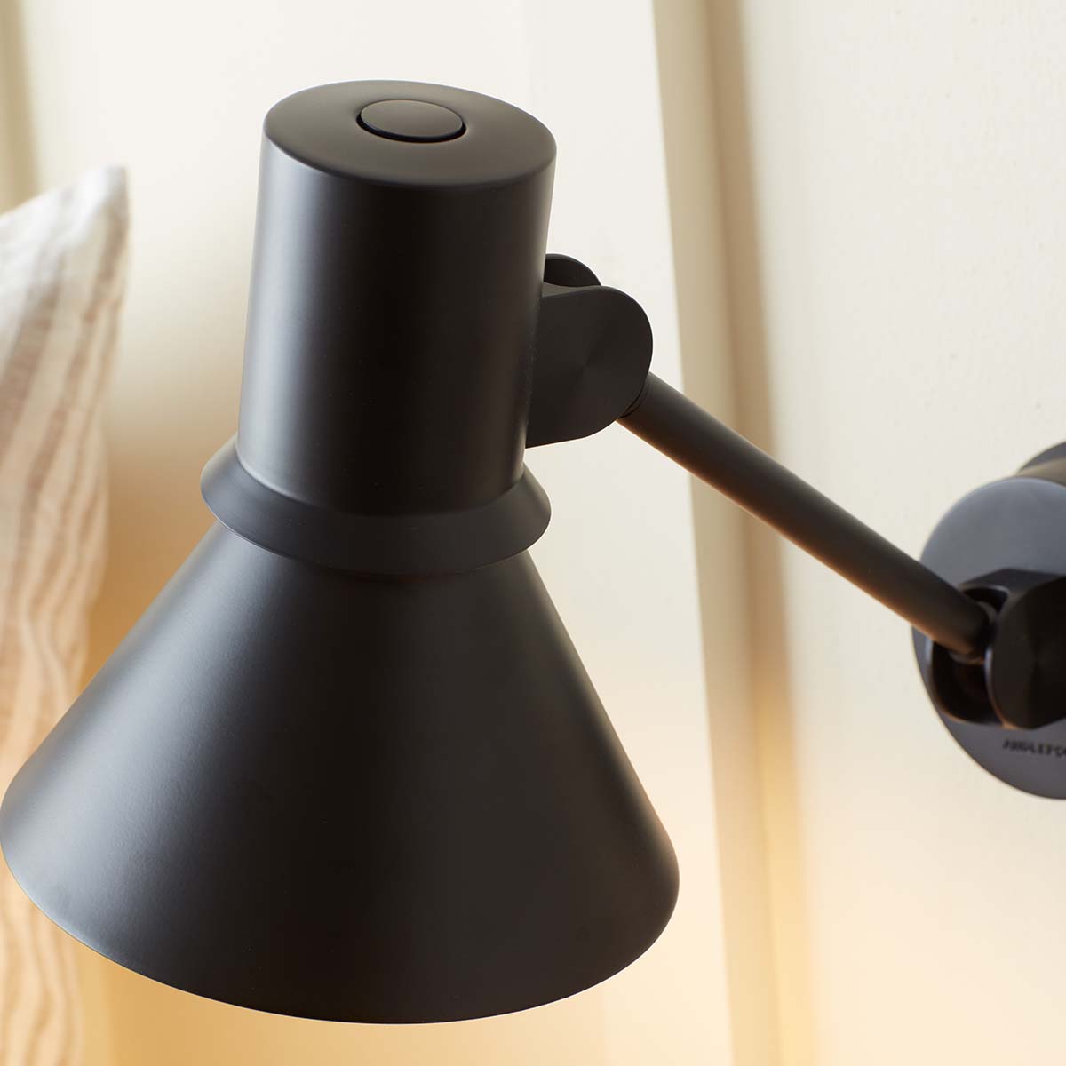Anglepoise Type 80 W2 Wandleuchte, Ø: 14,5 cm, H: 16 cm im Wohnambiente: detailaufnahme der schwarzen Design-Wandleuchte mit matter Oberfläche und modernem, skandinavischem Stil.