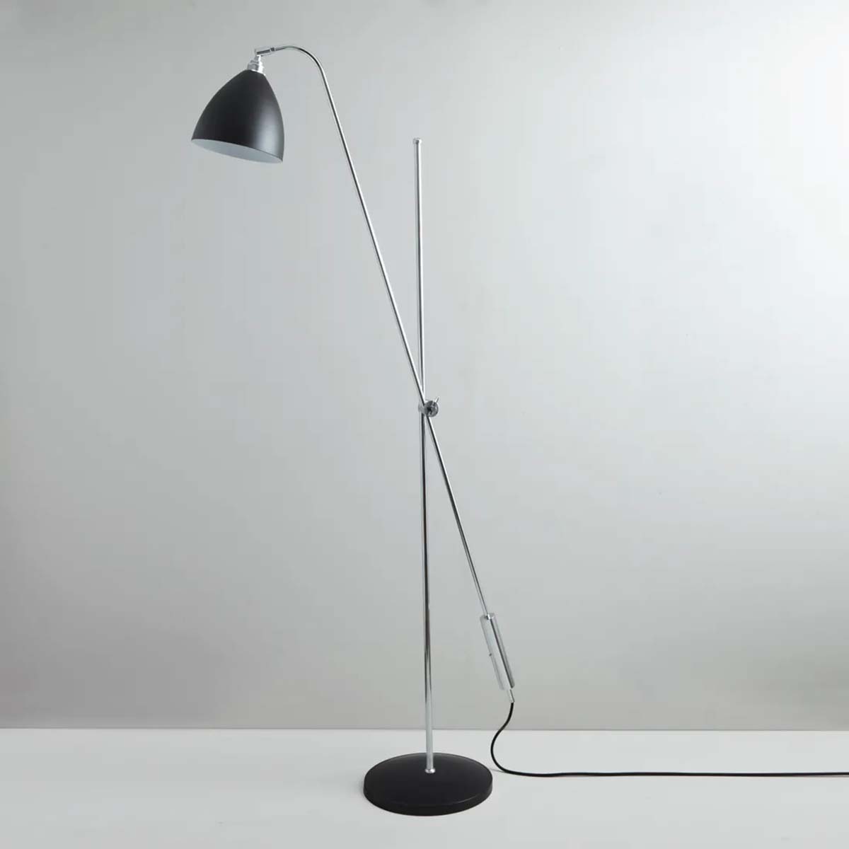 Task Overreach Stehleuchte, H: 210 - 250 cm, Schwarz Task Overreach Stehleuchte, H: 210 - 250 cm, Schwarz