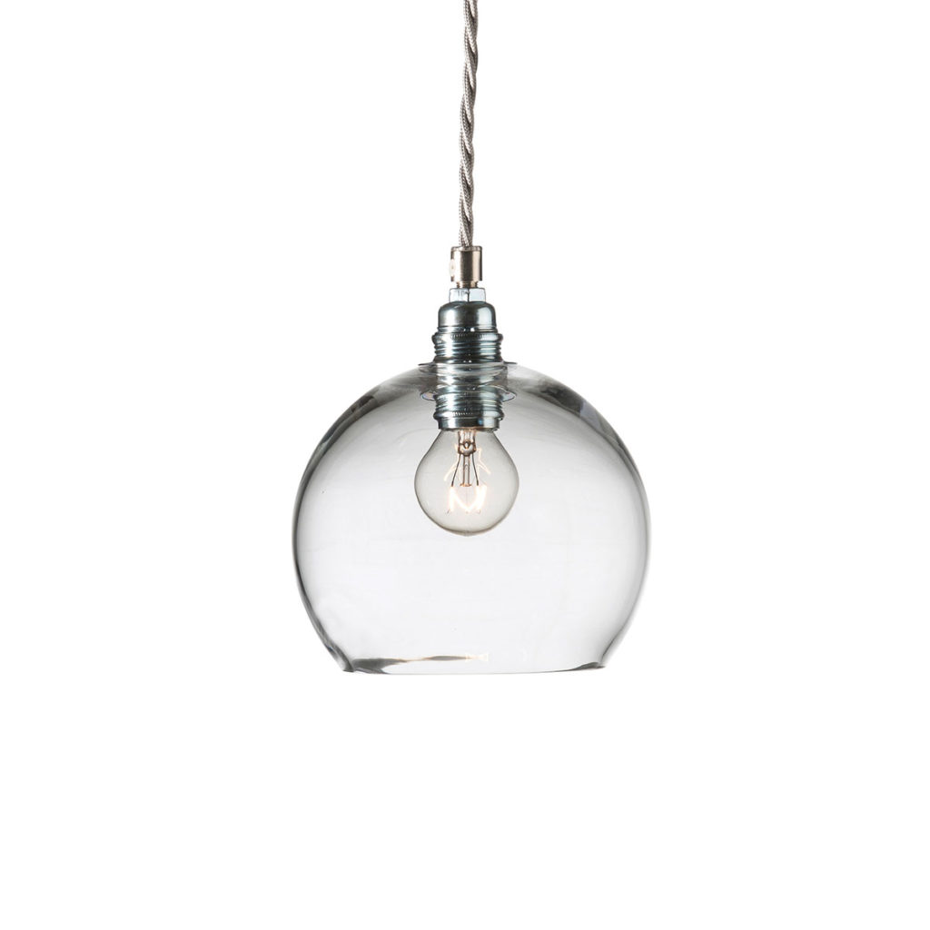 Ebb & Flow Rowan Pendelleuchte S Ø 15,5 cm Rowan Pendelleuchte S Ø 15,5 cm, Clear, Silber Clear Pendelleuchten – skandinavische Glaslampe, handgefertigt für Schlafzimmer Ebb & Flow Rowan Pendelleuchte S Ø 15,5 cm Rowan Pendelleuchte S Ø 15,5 cm, Clear, Silber Clear Pendelleuchten – skandinavische Glaslampe, handgefertigt für Schlafzimmer