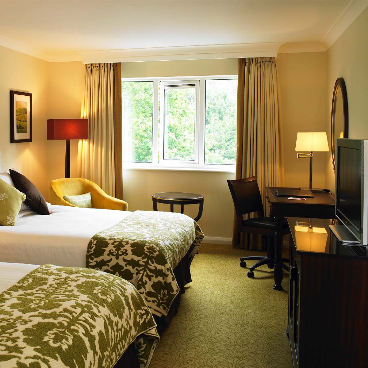 Elegante Stehleuchte im Schlafzimmer in der Ecke stehend Elegante Stehleuchte im Schlafzimmer in der Ecke stehend