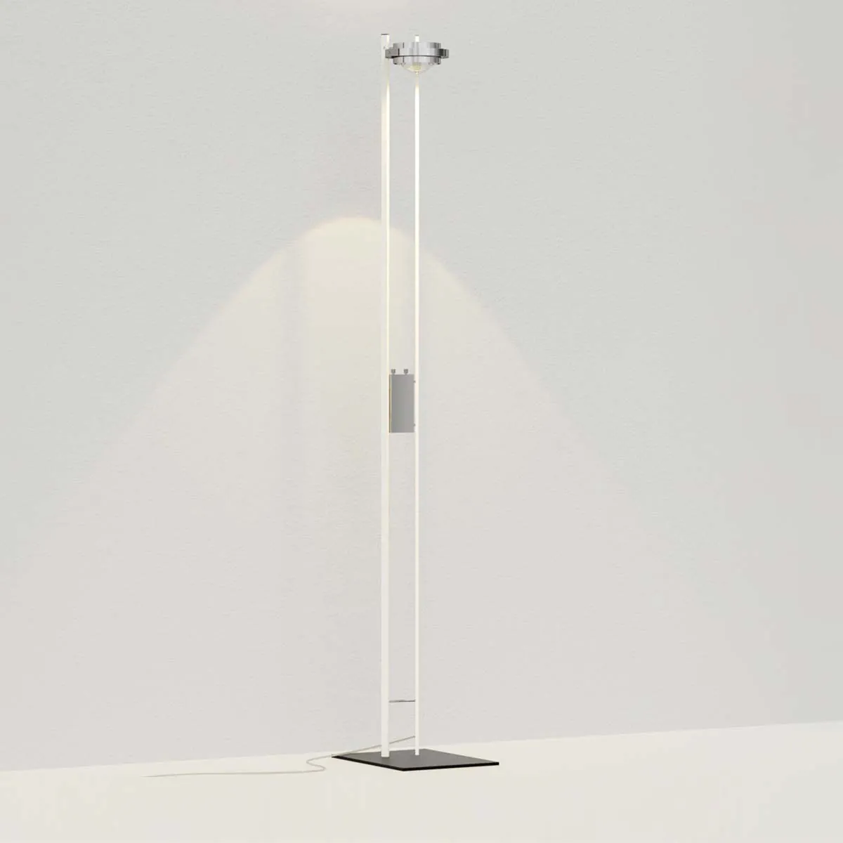 Schmale Stehleuchte in der Farbe weiß
