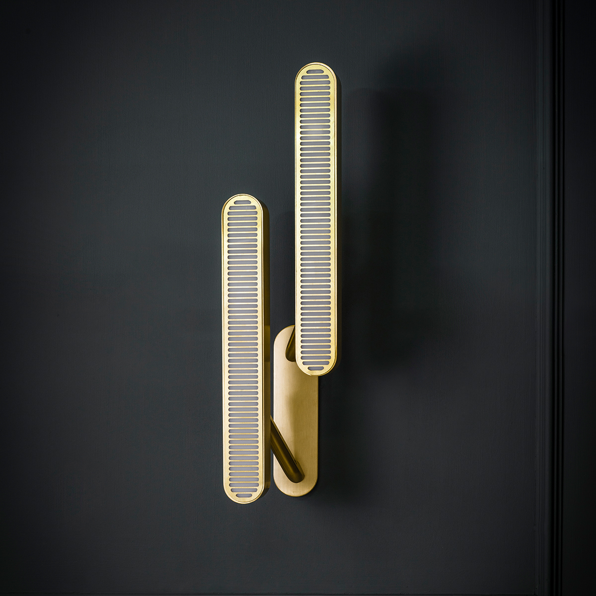 Perfekt für Flur oder Schlafzimmer: Bert Frank Colt Wandlleuchte, H: 56,5 cm, 2-flammig, Right-hand aus goldfarbene Oberfläche – blendfreies Licht Perfekt für Flur oder Schlafzimmer: Bert Frank Colt Wandlleuchte, H: 56,5 cm, 2-flammig, Right-hand aus goldfarbene Oberfläche – blendfreies Licht