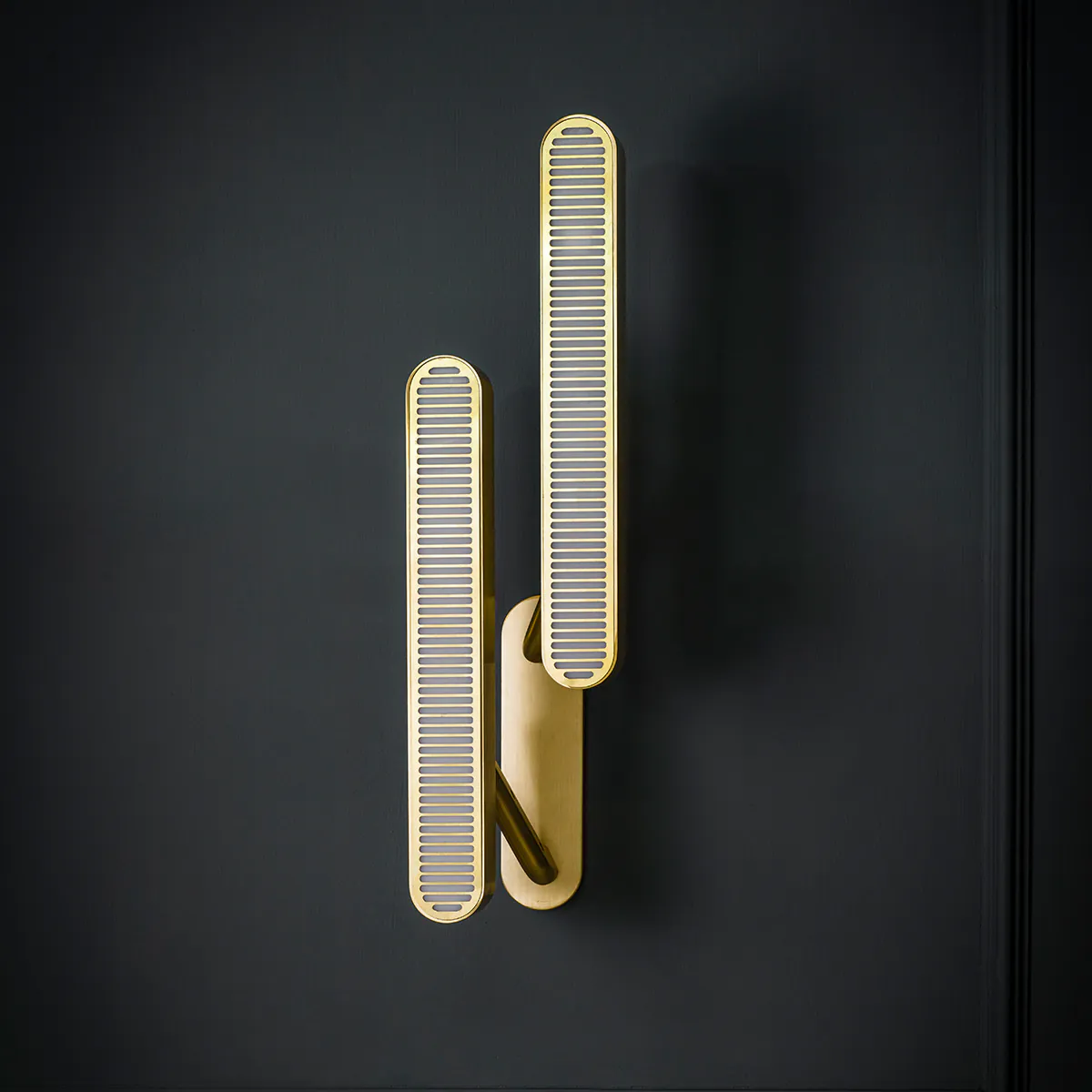 Perfekt für Flur oder Schlafzimmer: Bert Frank Colt Wandlleuchte, H: 56,5 cm, 2-flammig, Right-hand aus goldfarbene Oberfläche – blendfreies Licht Perfekt für Flur oder Schlafzimmer: Bert Frank Colt Wandlleuchte, H: 56,5 cm, 2-flammig, Right-hand aus goldfarbene Oberfläche – blendfreies Licht