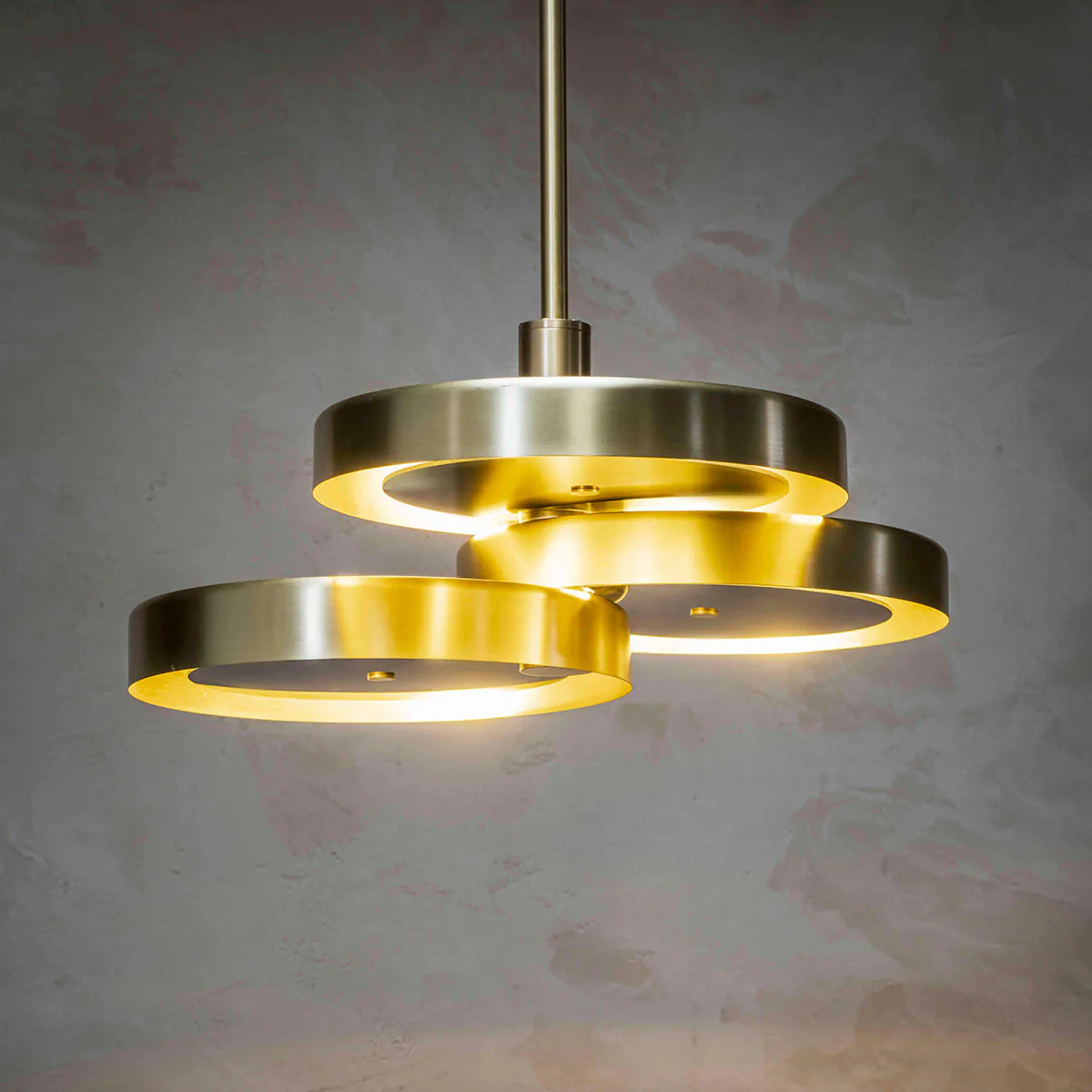 goldfarbene Oberfläche und Polycarbonat Leuchte von Bert Frank – Triac Hängeleuchte, Ø: 62 cm, Opal, luxuriöses Statement-Design, atmosphärisches Licht