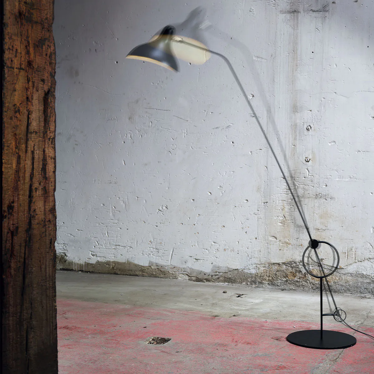 Mantis BS8 L Stehleuchte H: 174 cm in Schwarz – elegante Designerlampe des Herstellers DCW Editions für das Wohnzimmer