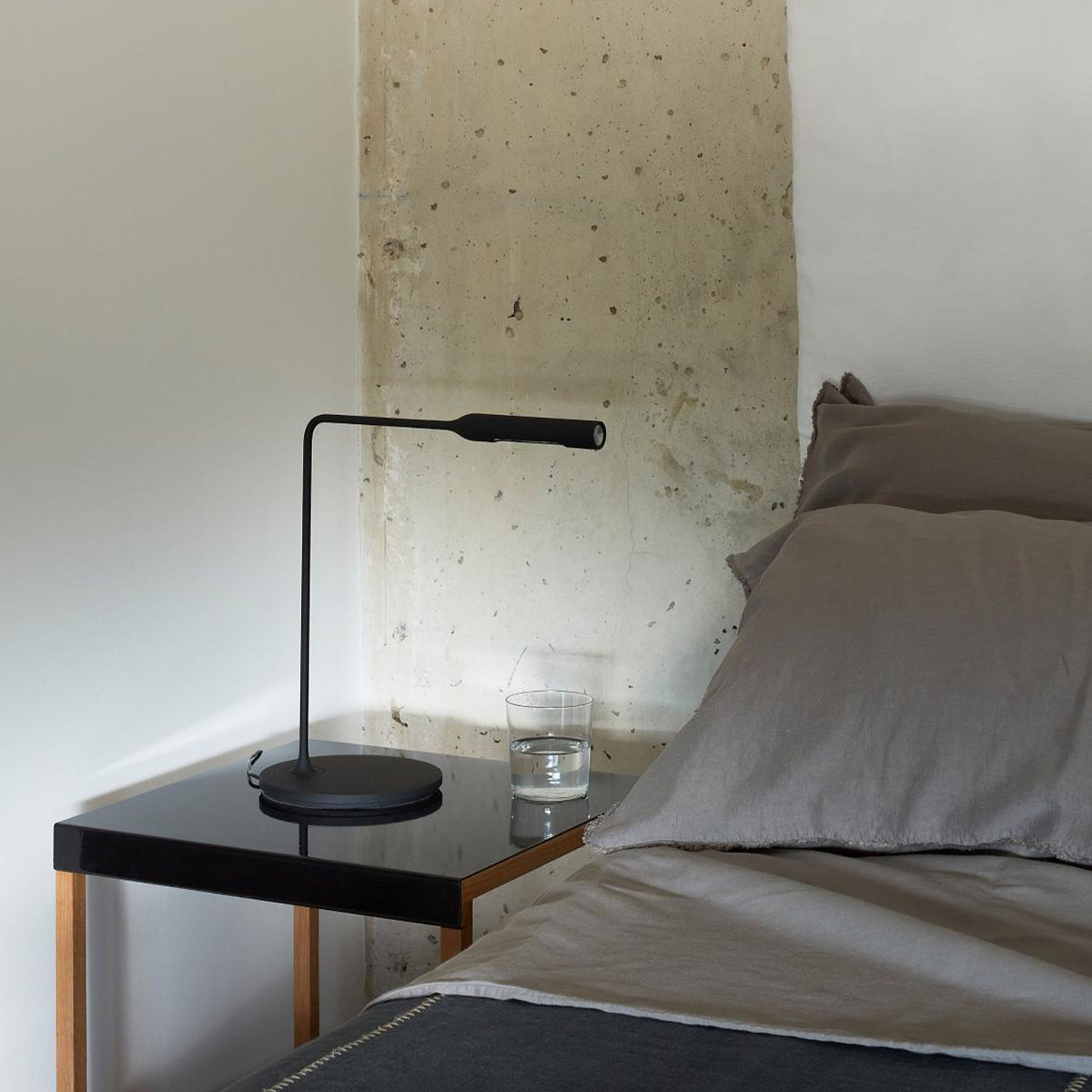 Flo Bedside Tischleuchte, H: 36 cm, Schwarz soft, Warmweiß 3000K