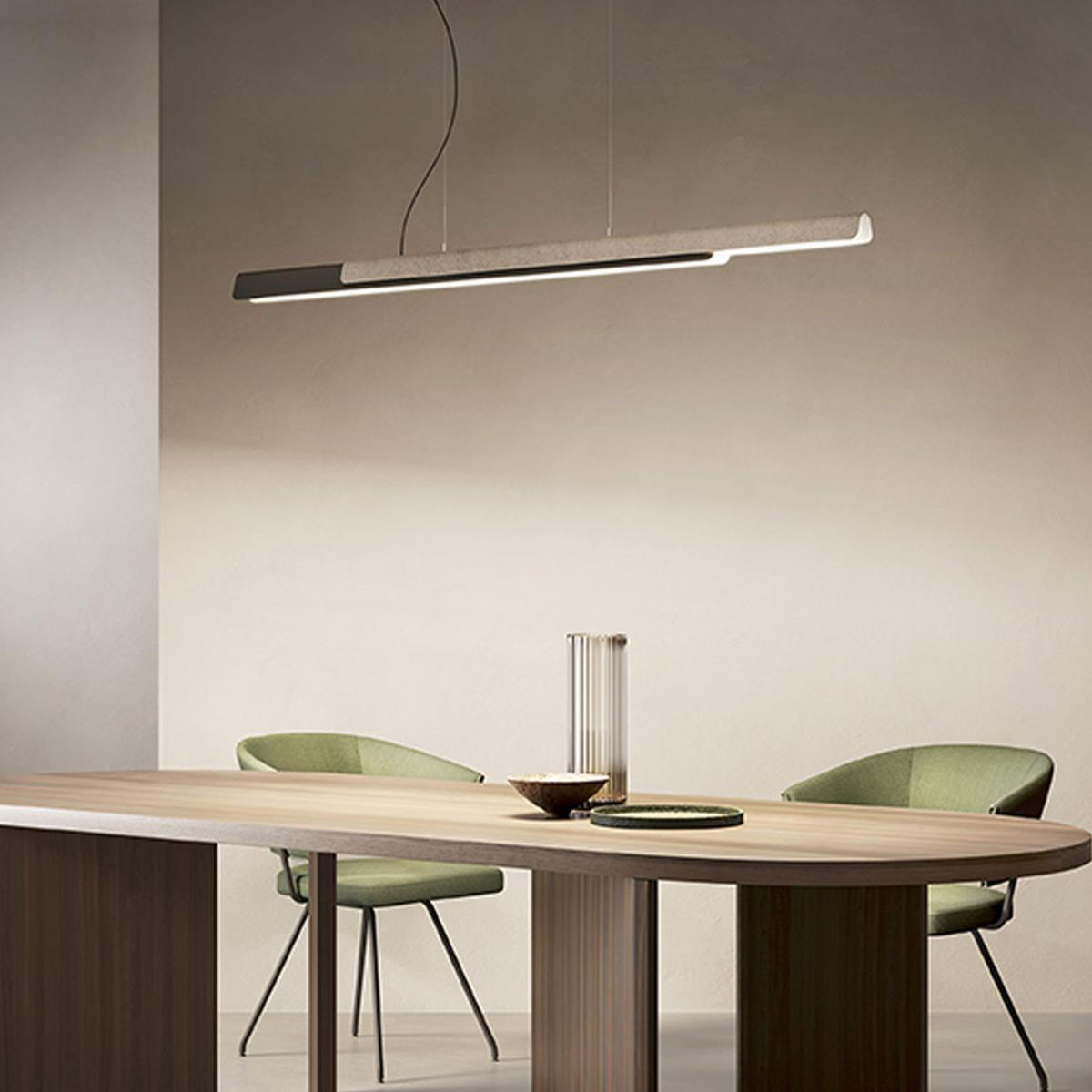 Dala Linear Pendelleuchte, L: 150 cm, Dunkelgrau & Holz, Extra-Warmweiß 2700K Dala Linear Pendelleuchte, L: 150 cm, Beige & Kupfer, Warmweiß 3000K