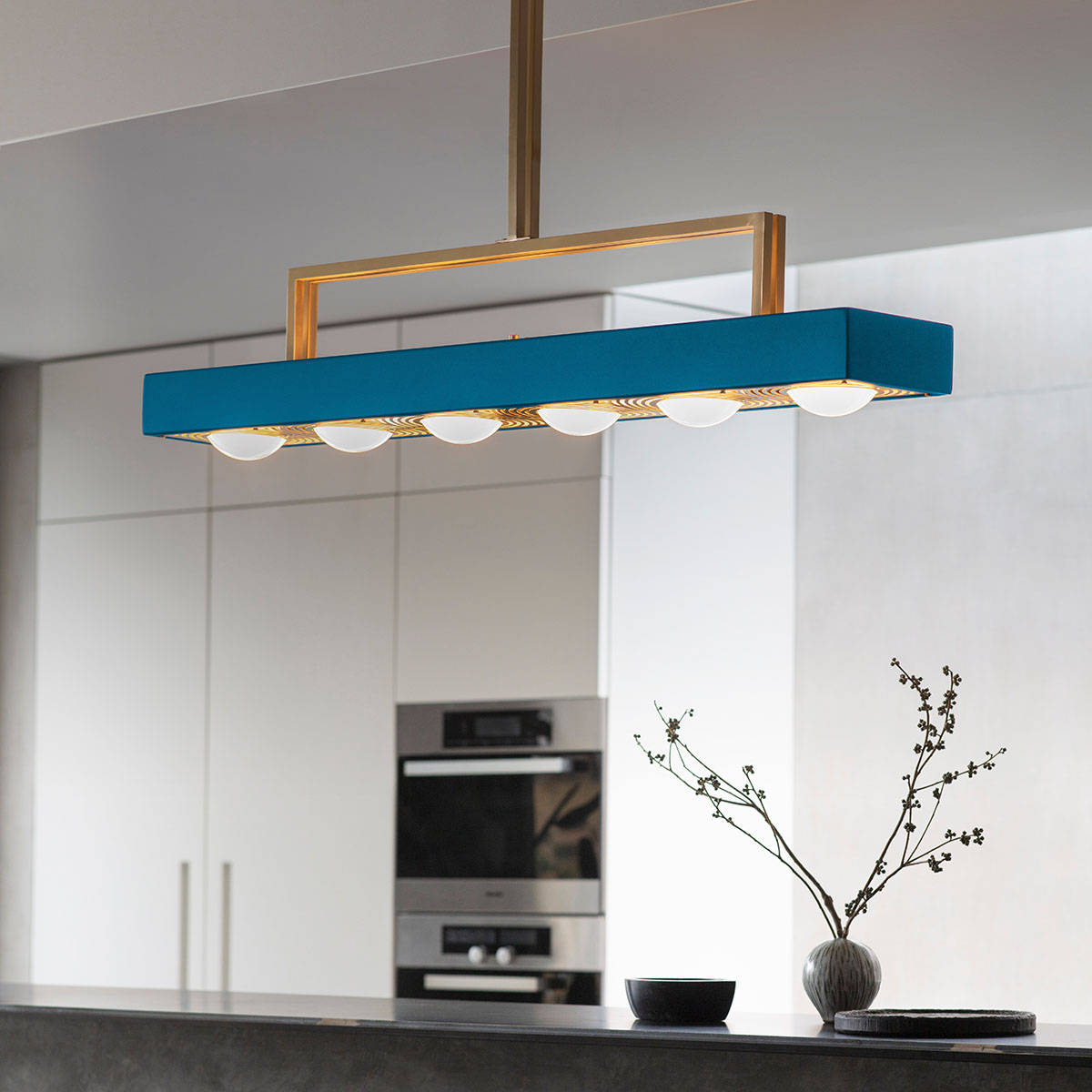 Luxusleuchten aus Großbritannien: Bert Frank Kernel Hängeleuchte, Rot, 6-flammig, Messing und Aluminium und Glas, Designerleuchte aus England, atmosphärisches Licht