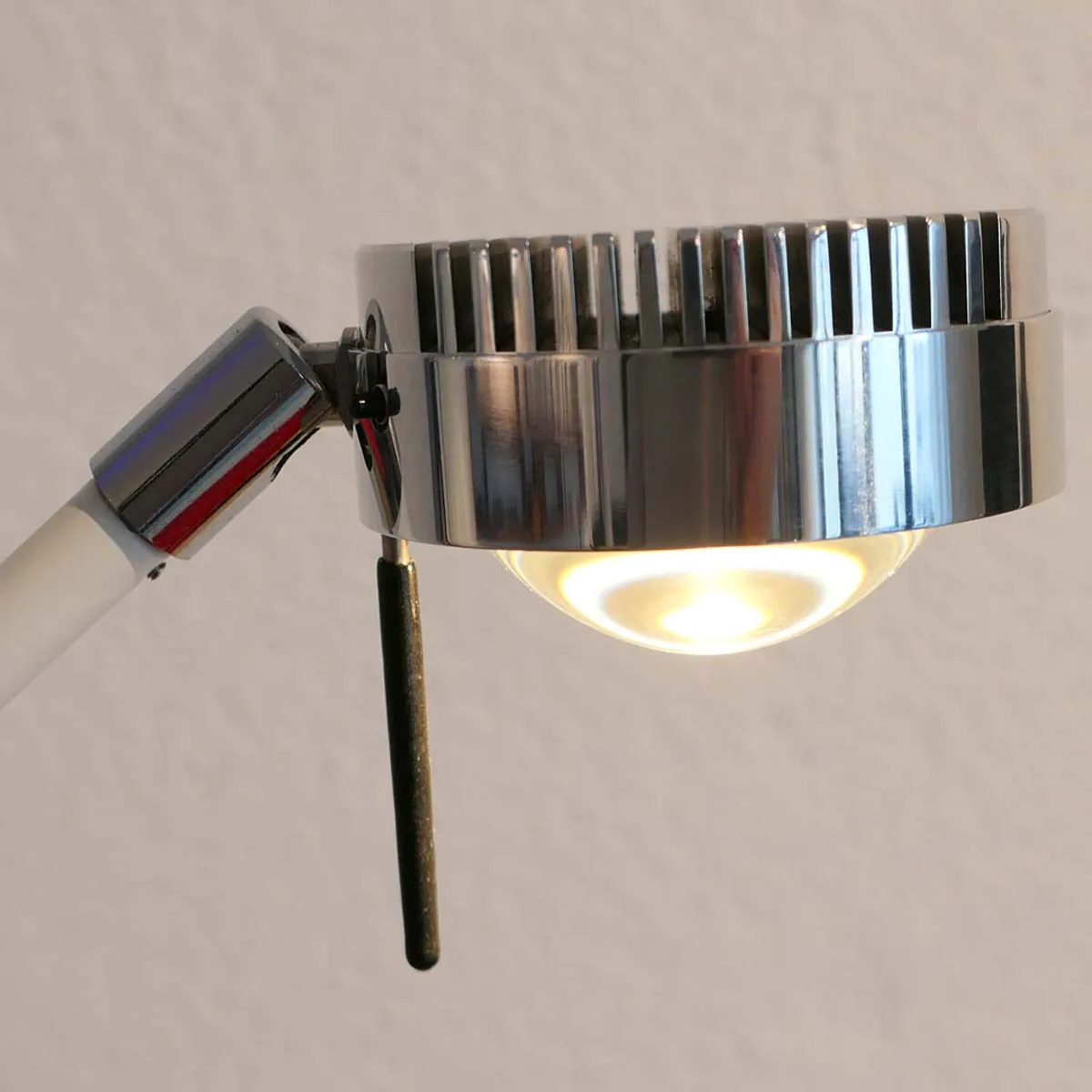 Schirm von der Stehleuchte in der Farbe weiß chrom