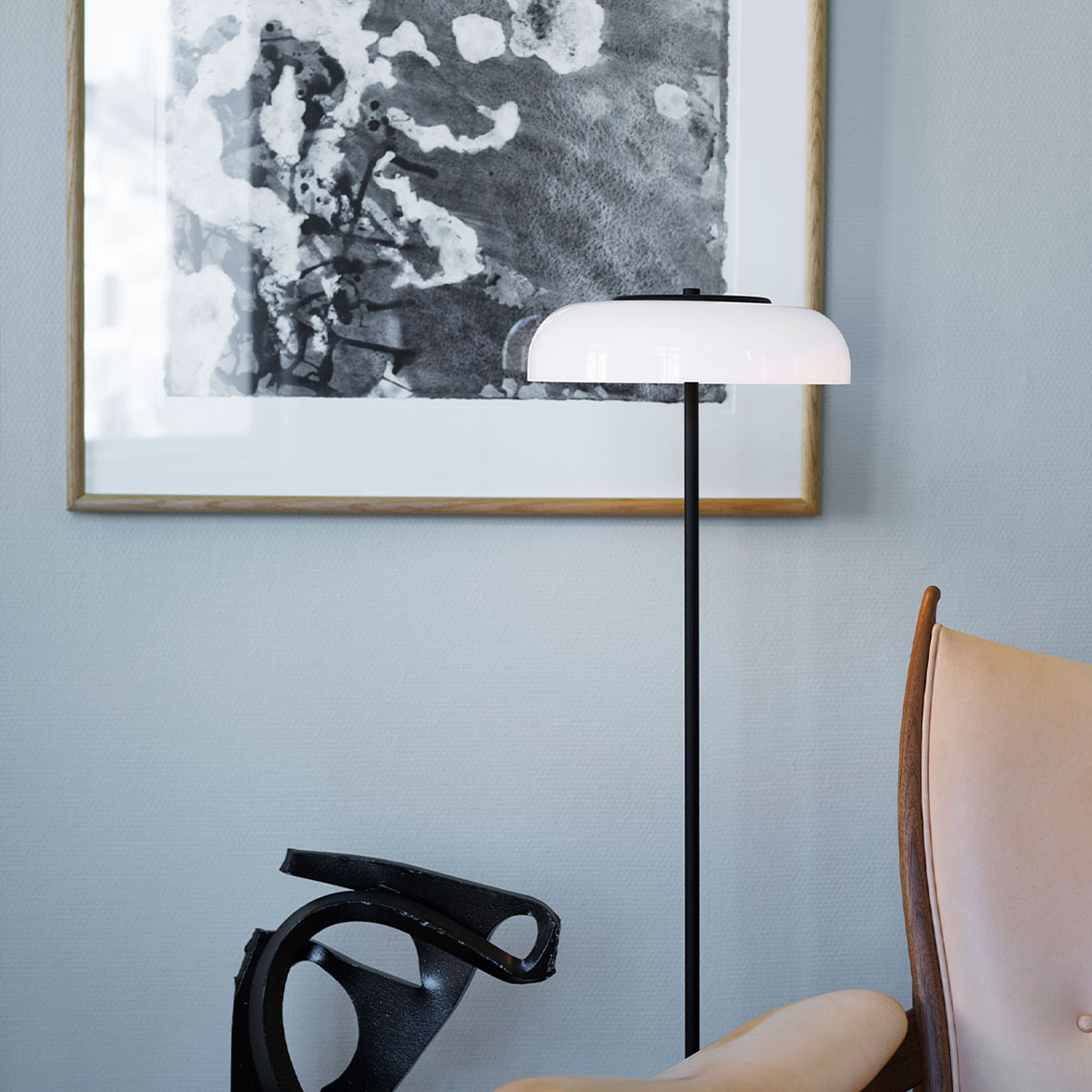 Blossi Stehleuchte, H: 120 cm, Schwarz & Opalglas