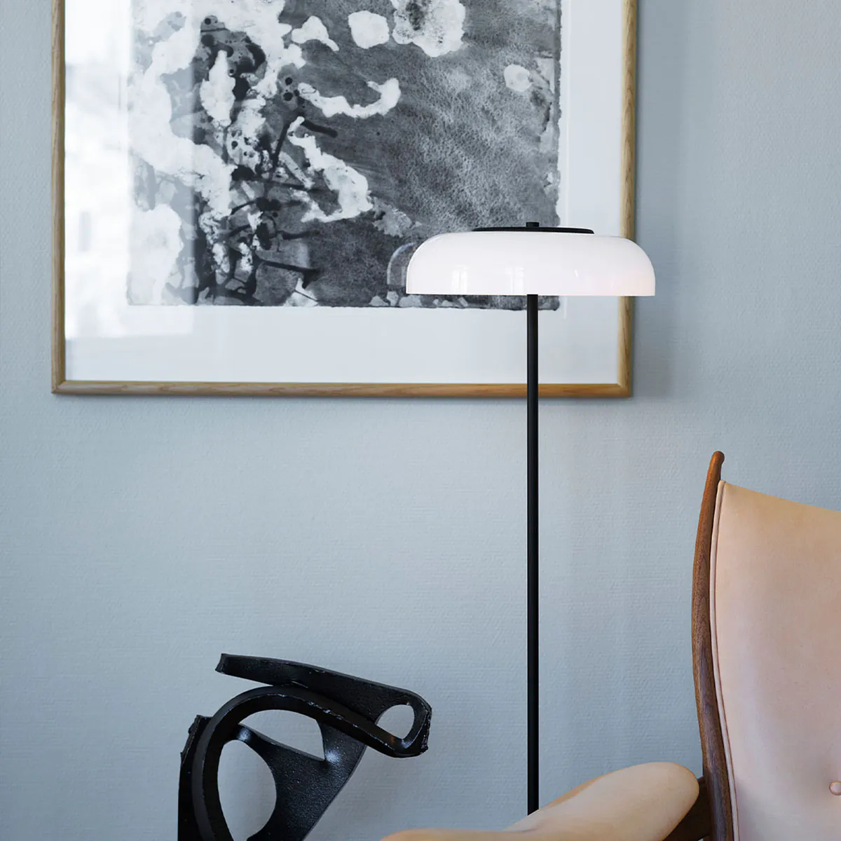 Blossi Stehleuchte, H: 120 cm, Schwarz & Opalglas