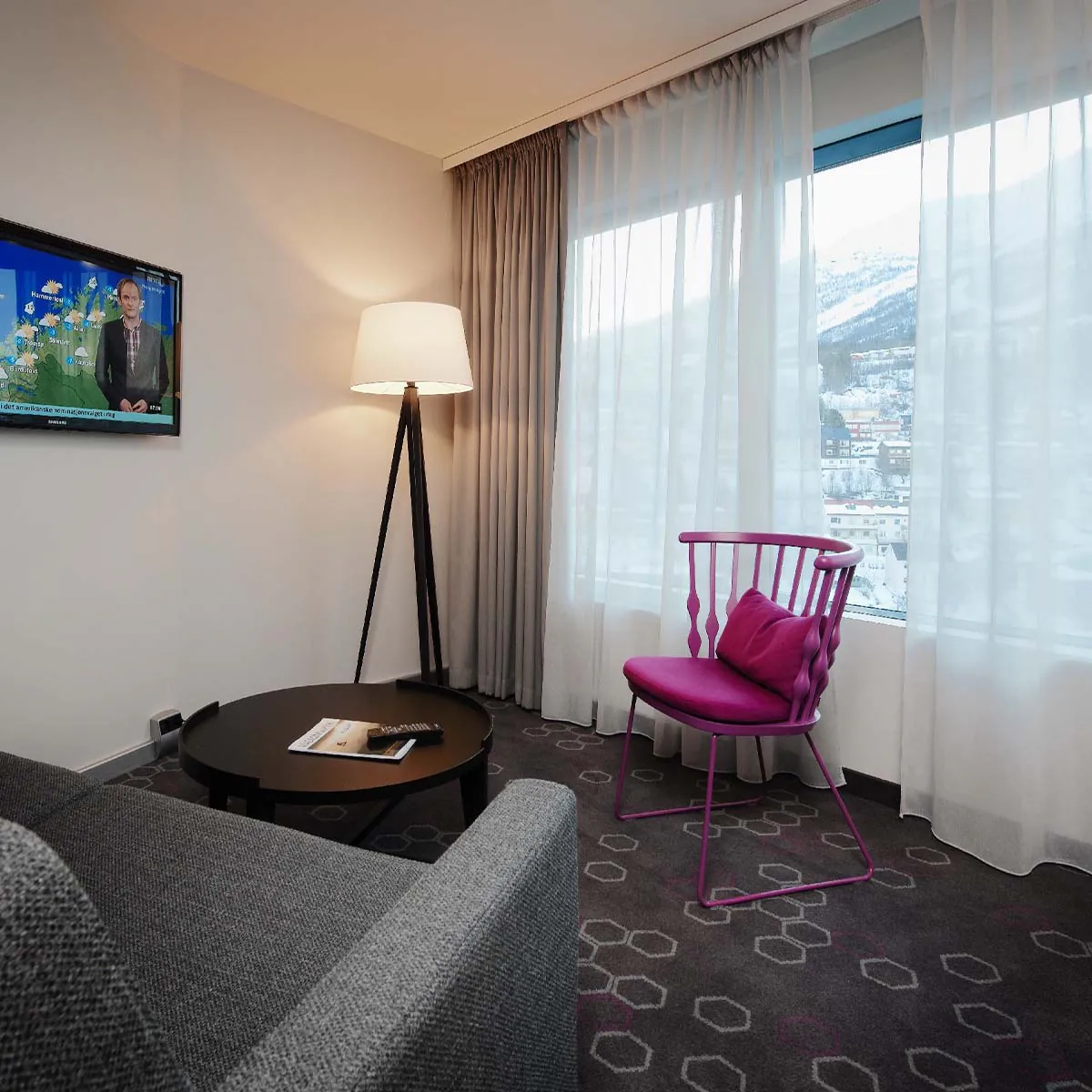 Elegante Stehleuchte im Schlafzimmer in der Ecke stehend