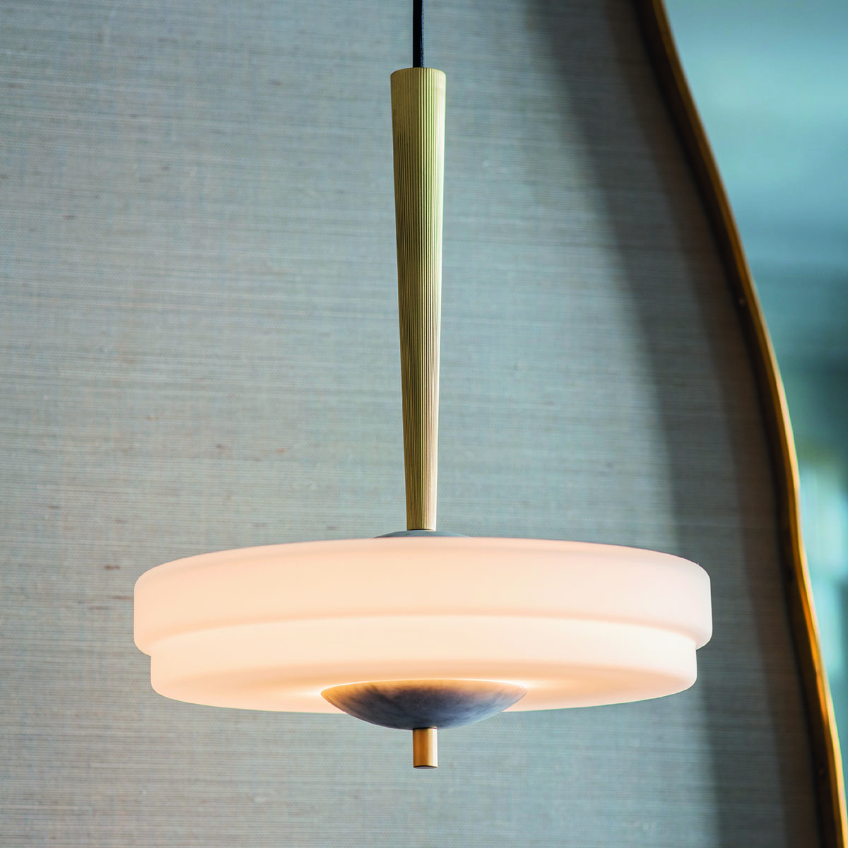 Perfekt für Esszimmer oder Lounge: Bert Frank Trave Pendelleuchte, Ø: 30 cm, Weiß aus Messing und Glas und Marmor – blendfreies Licht